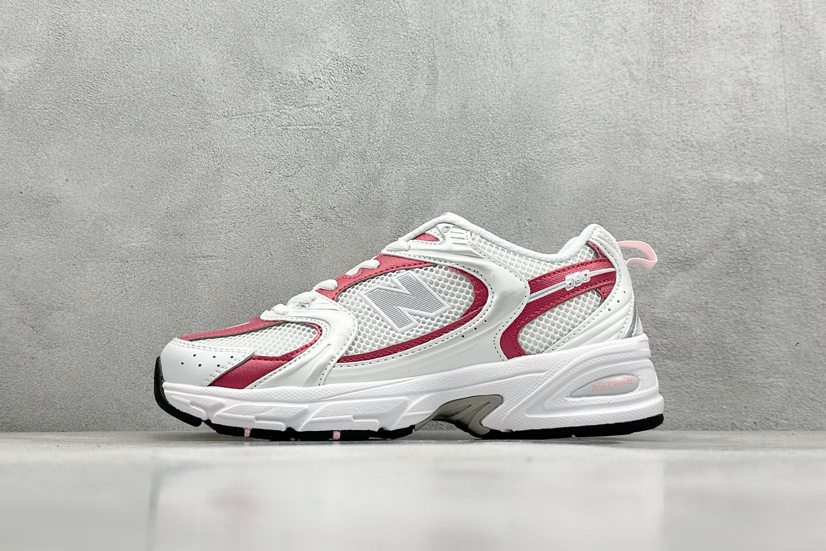 福利特价 
New Balance NB530 新百伦复古透气跑步鞋 抛弃过往以皮革为主的人气轮廓 以极