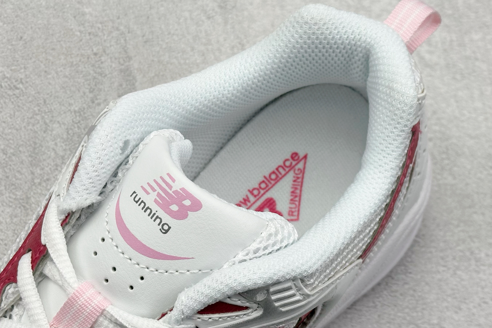 福利特价 
New Balance NB530 新百伦复古透气跑步鞋 抛弃过往以皮革为主的人气轮廓 以极