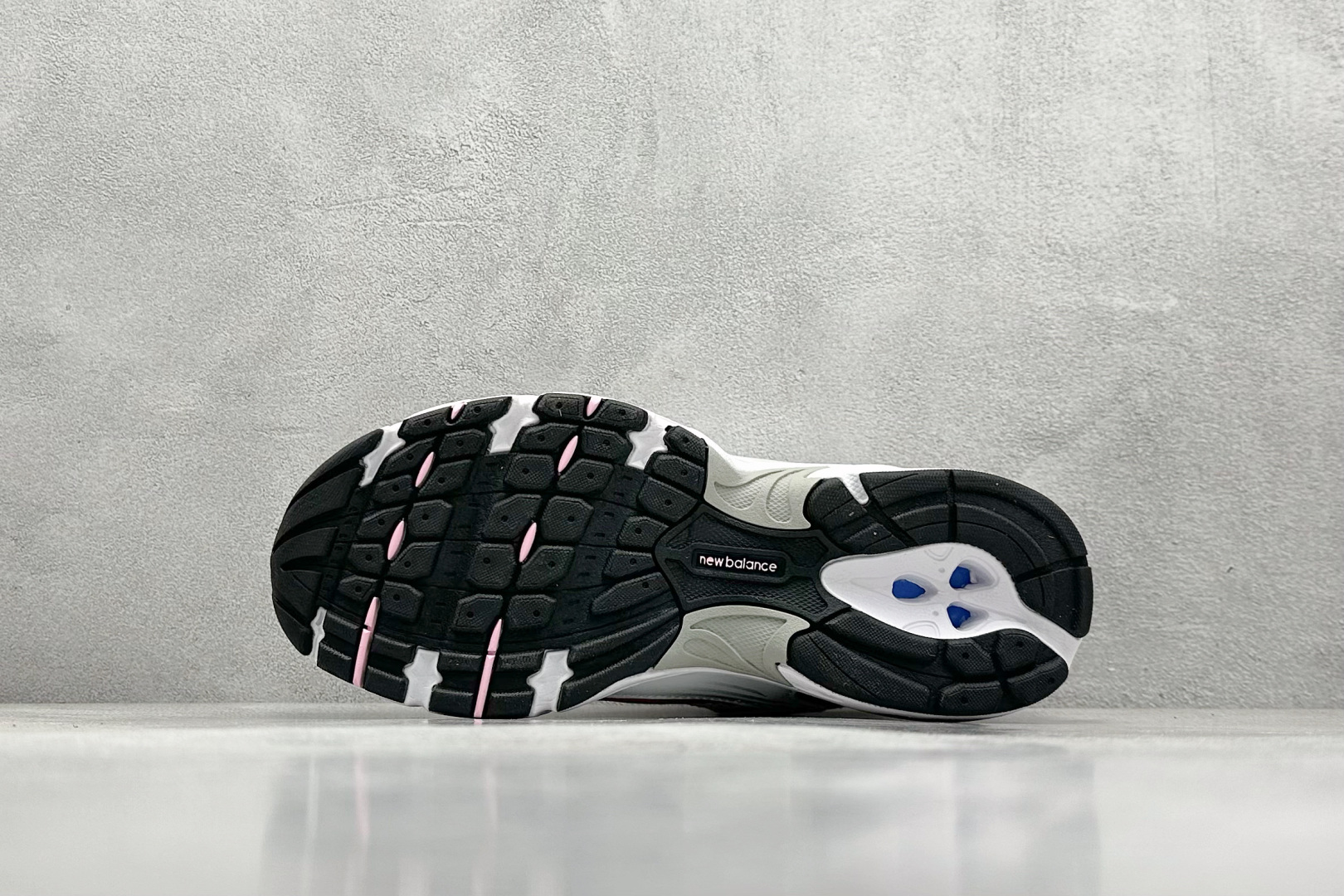 福利特价 
New Balance NB530 新百伦复古透气跑步鞋 抛弃过往以皮革为主的人气轮廓 以极