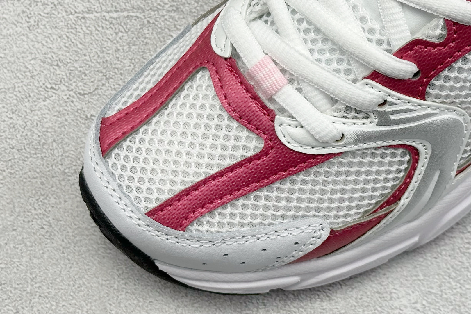 福利特价 
New Balance NB530 新百伦复古透气跑步鞋 抛弃过往以皮革为主的人气轮廓 以极