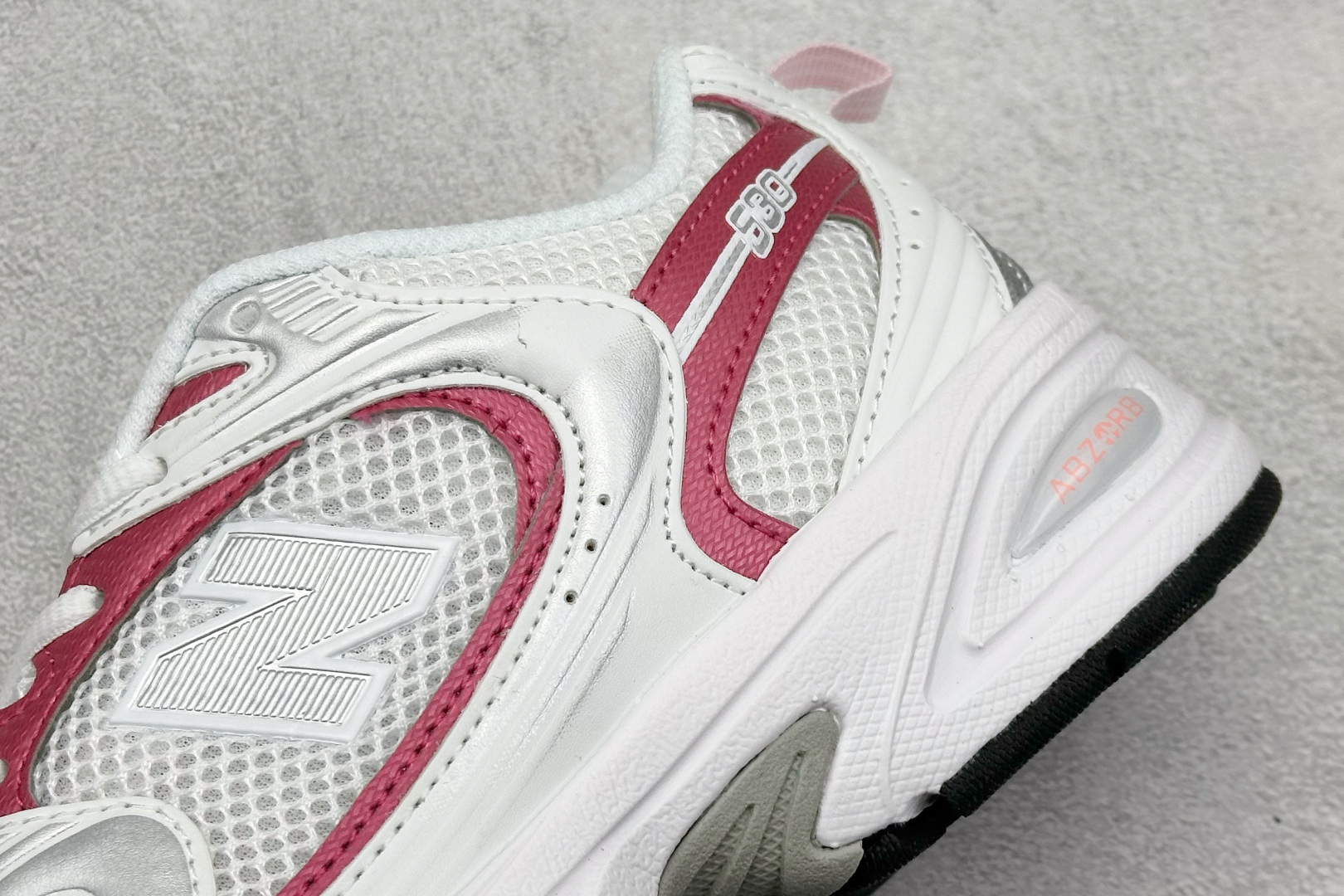 福利特价 
New Balance NB530 新百伦复古透气跑步鞋 抛弃过往以皮革为主的人气轮廓 以极