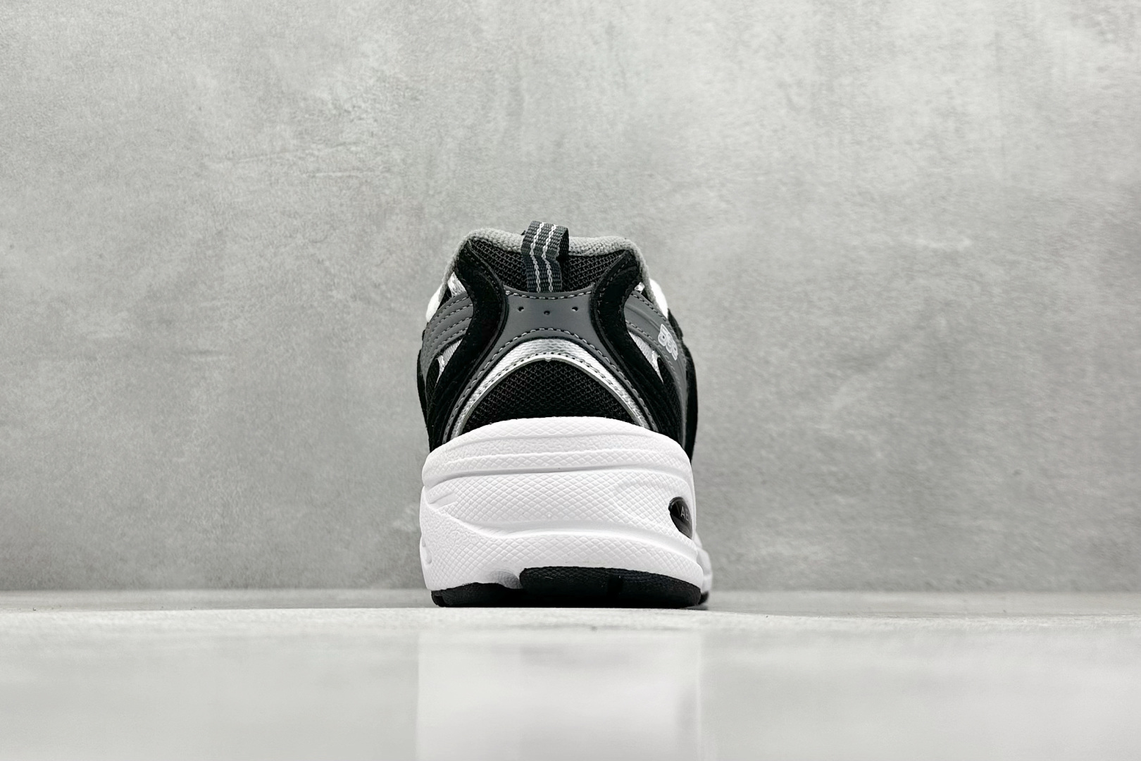 福利特价 
New Balance NB530 新百伦复古透气跑步鞋 抛弃过往以皮革为主的人气轮廓 以极