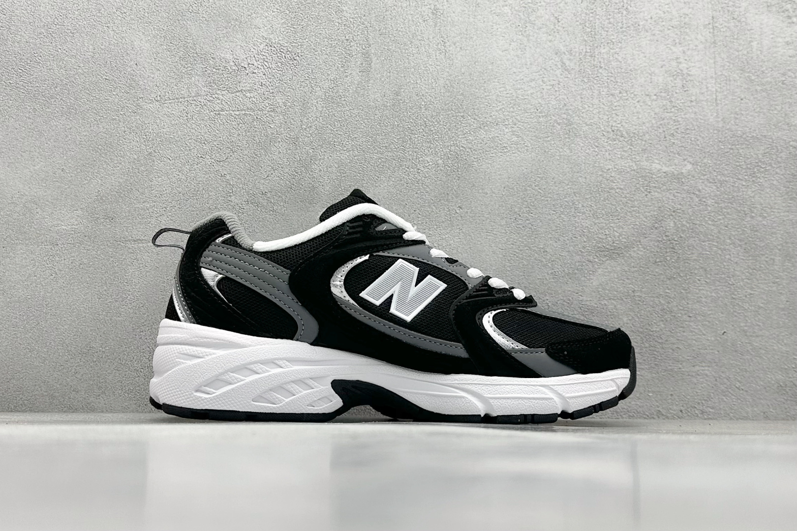 福利特价 
New Balance NB530 新百伦复古透气跑步鞋 抛弃过往以皮革为主的人气轮廓 以极