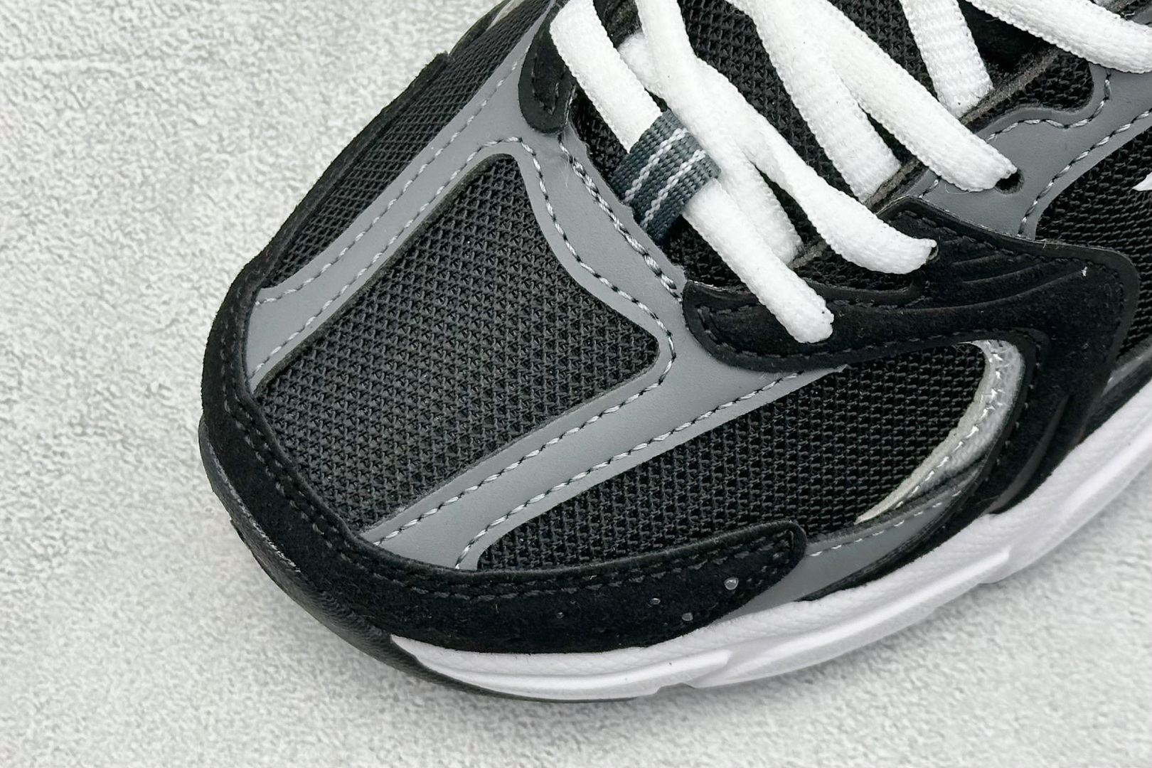 福利特价 
New Balance NB530 新百伦复古透气跑步鞋 抛弃过往以皮革为主的人气轮廓 以极