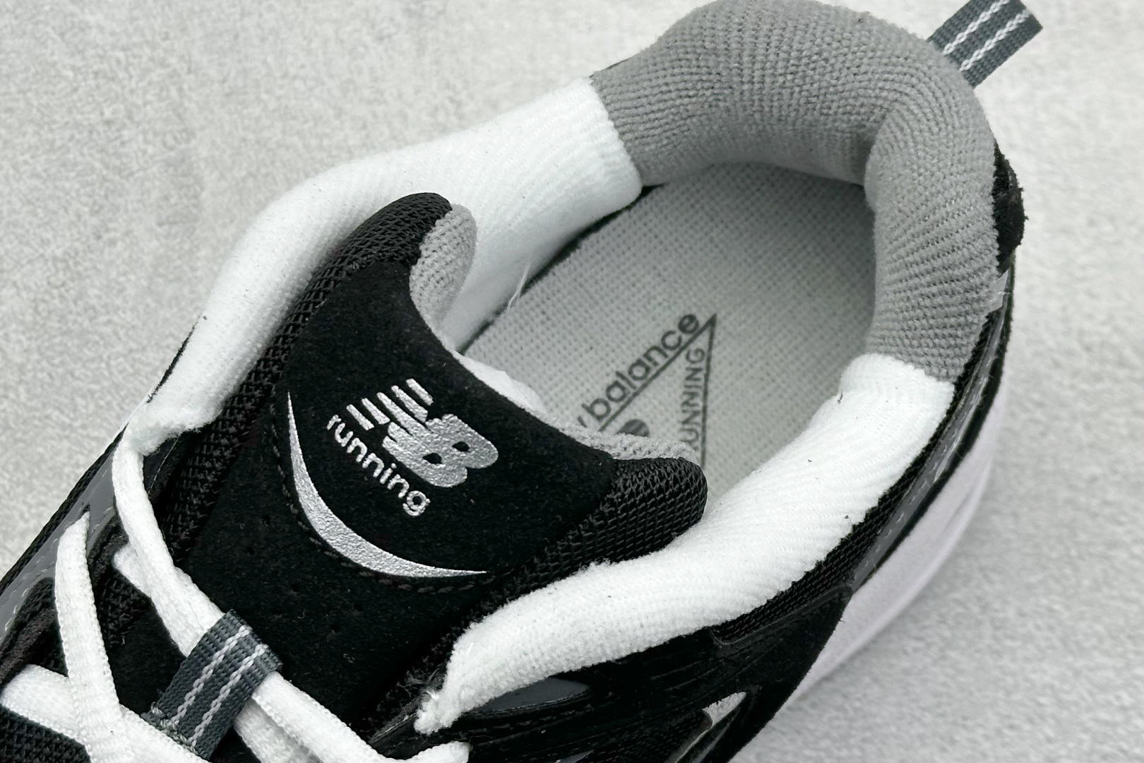 福利特价 
New Balance NB530 新百伦复古透气跑步鞋 抛弃过往以皮革为主的人气轮廓 以极