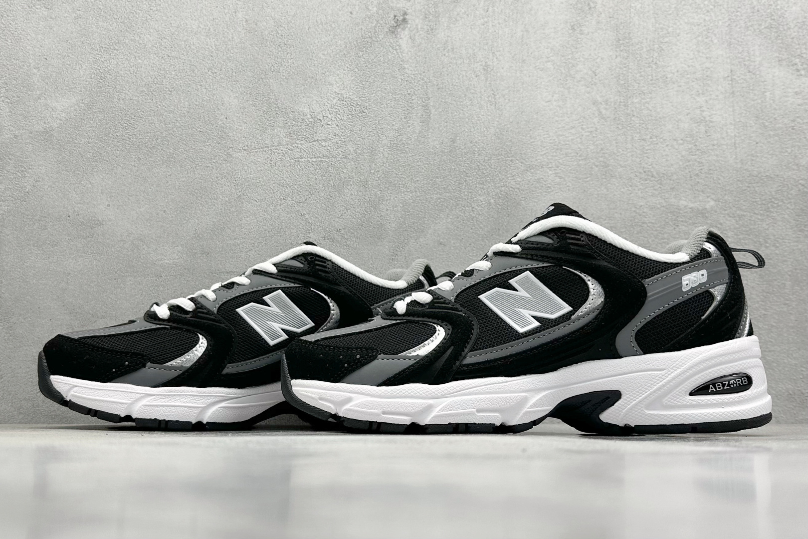 福利特价 
New Balance NB530 新百伦复古透气跑步鞋 抛弃过往以皮革为主的人气轮廓 以极