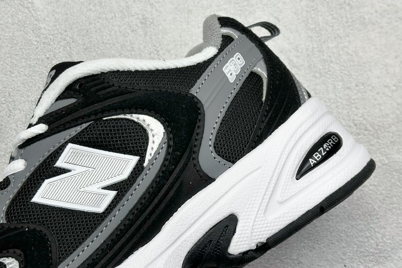 福利特价 
New Balance NB530 新百伦复古透气跑步鞋 抛弃过往以皮革为主的人气轮廓 以极