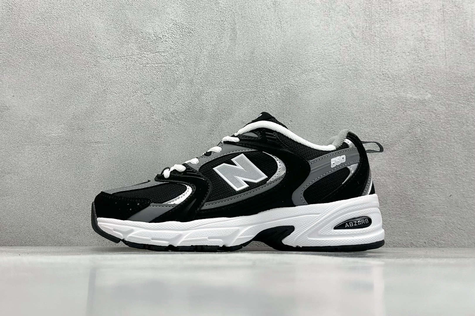 福利特价 
New Balance NB530 新百伦复古透气跑步鞋 抛弃过往以皮革为主的人气轮廓 以极