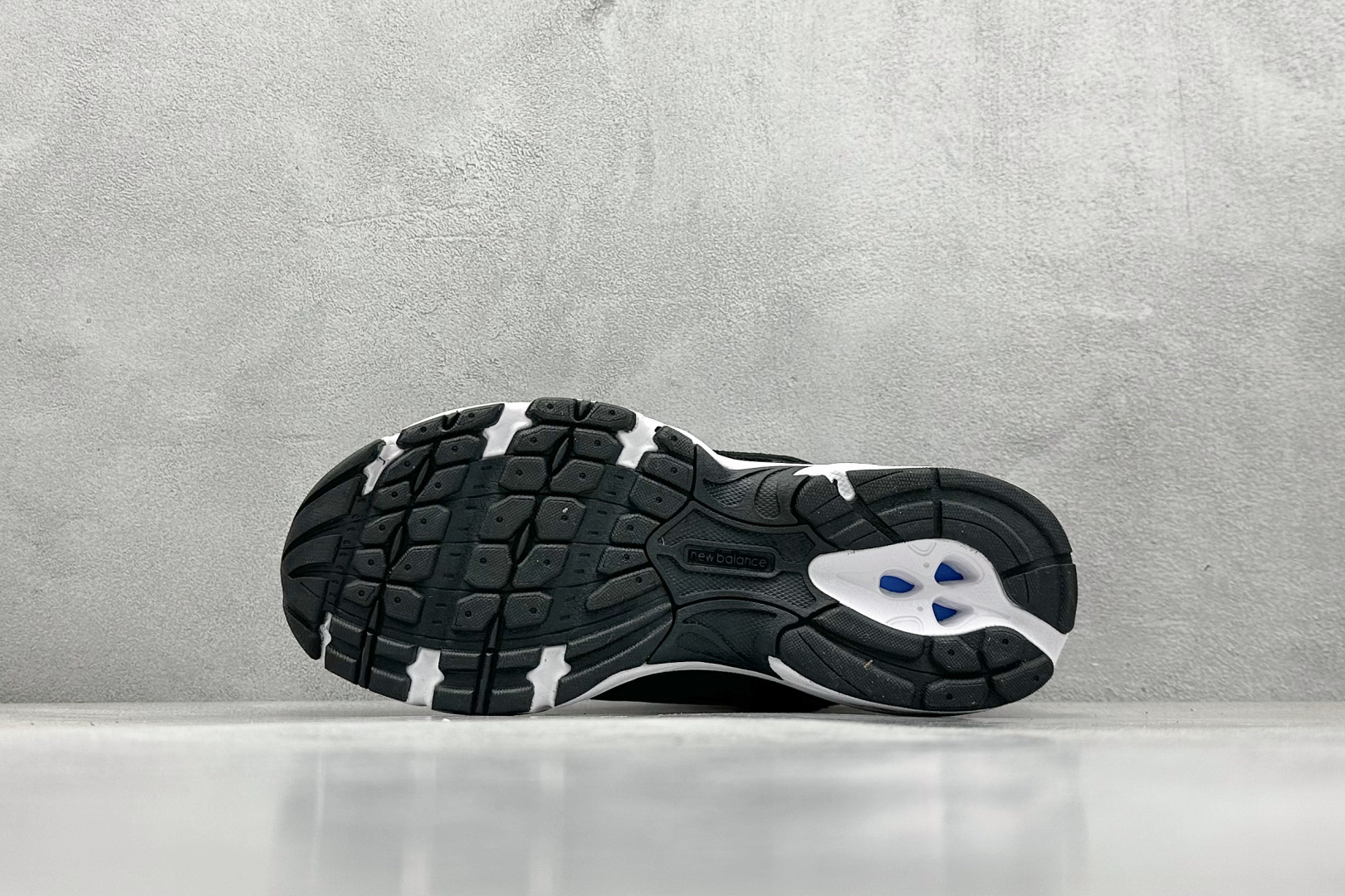 福利特价 
New Balance NB530 新百伦复古透气跑步鞋 抛弃过往以皮革为主的人气轮廓 以极