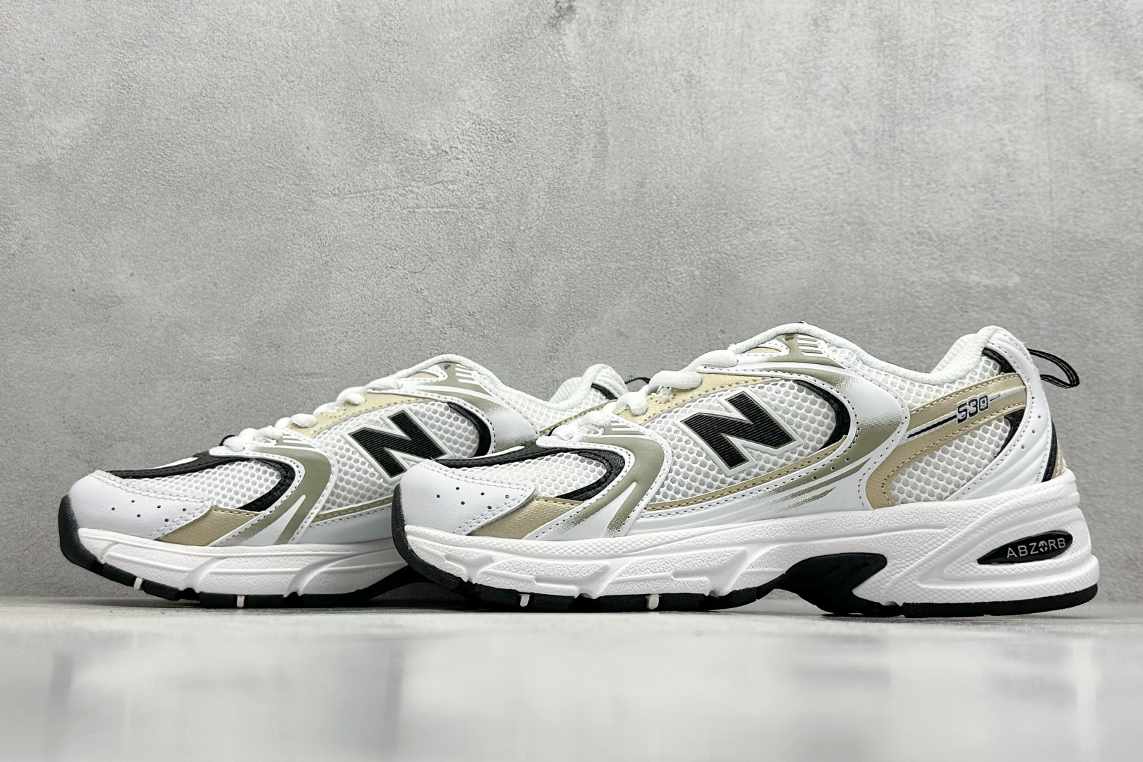 福利特价 
New Balance NB530 新百伦复古透气跑步鞋 抛弃过往以皮革为主的人气轮廓 以极