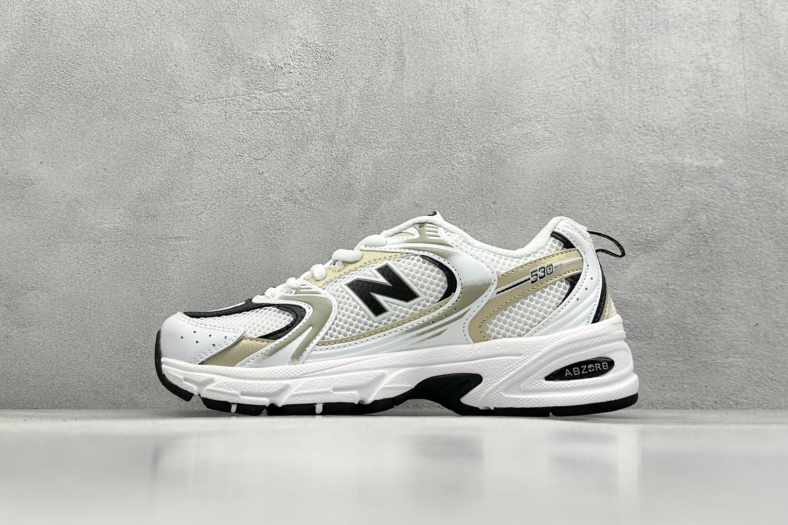 福利特价 
New Balance NB530 新百伦复古透气跑步鞋 抛弃过往以皮革为主的人气轮廓 以极