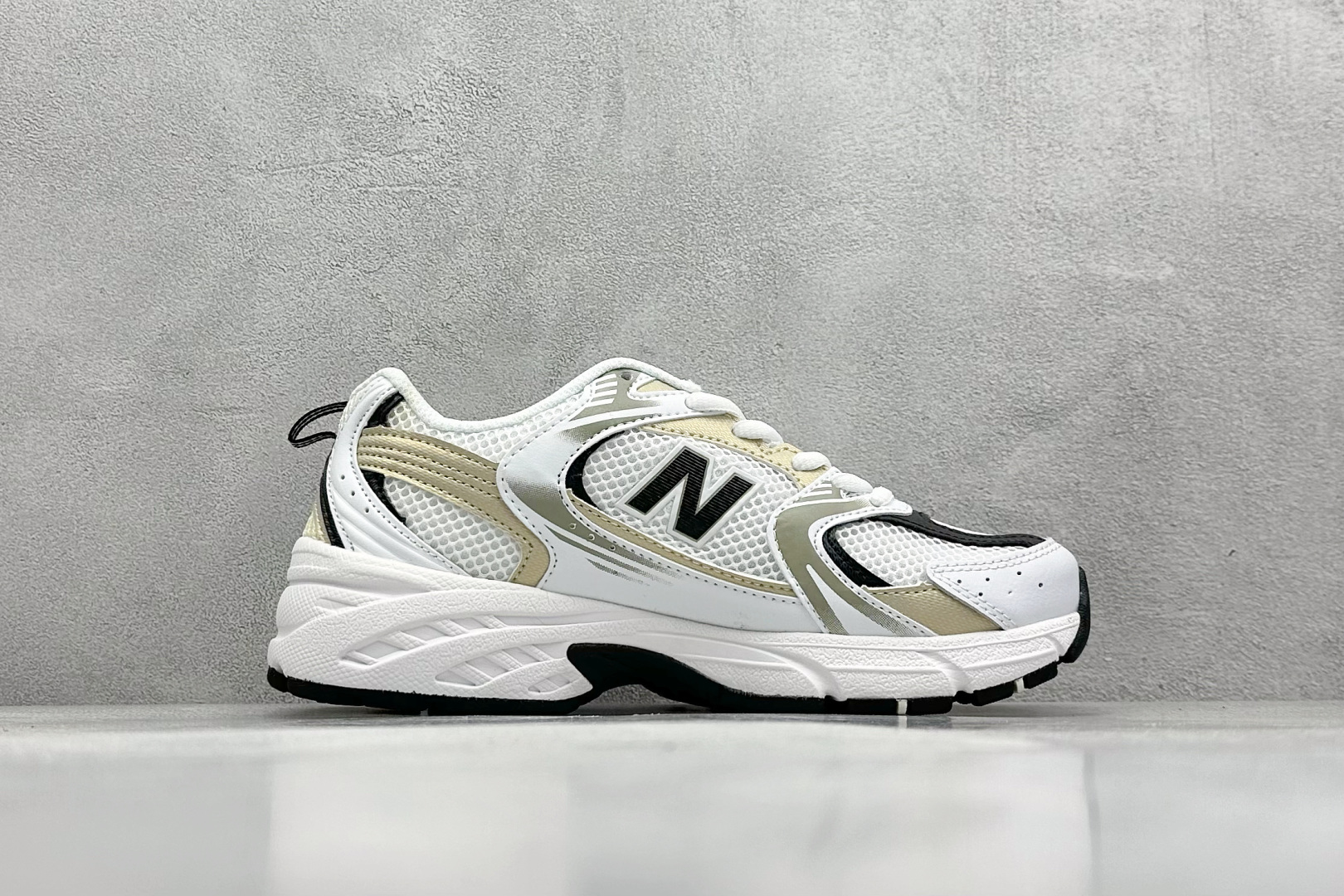 福利特价 
New Balance NB530 新百伦复古透气跑步鞋 抛弃过往以皮革为主的人气轮廓 以极