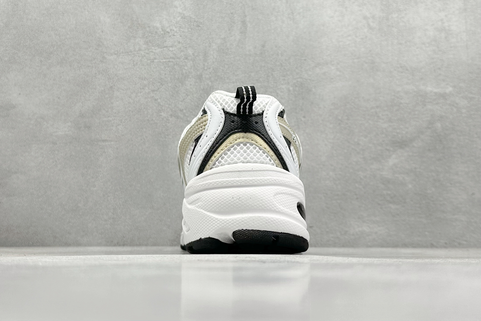 福利特价 
New Balance NB530 新百伦复古透气跑步鞋 抛弃过往以皮革为主的人气轮廓 以极