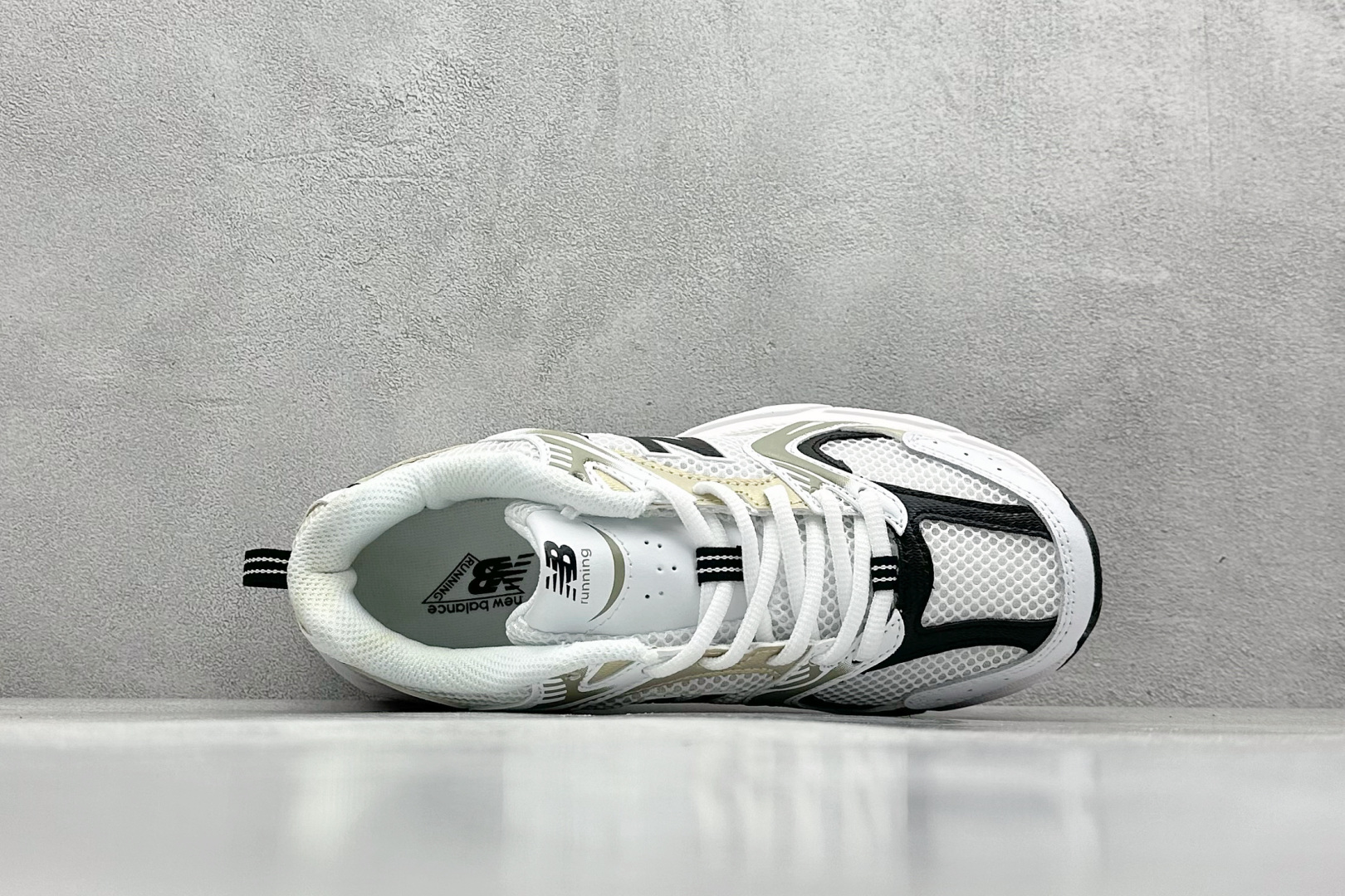 福利特价 
New Balance NB530 新百伦复古透气跑步鞋 抛弃过往以皮革为主的人气轮廓 以极