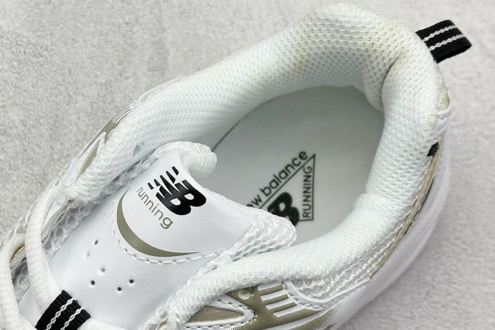 福利特价 
New Balance NB530 新百伦复古透气跑步鞋 抛弃过往以皮革为主的人气轮廓 以极