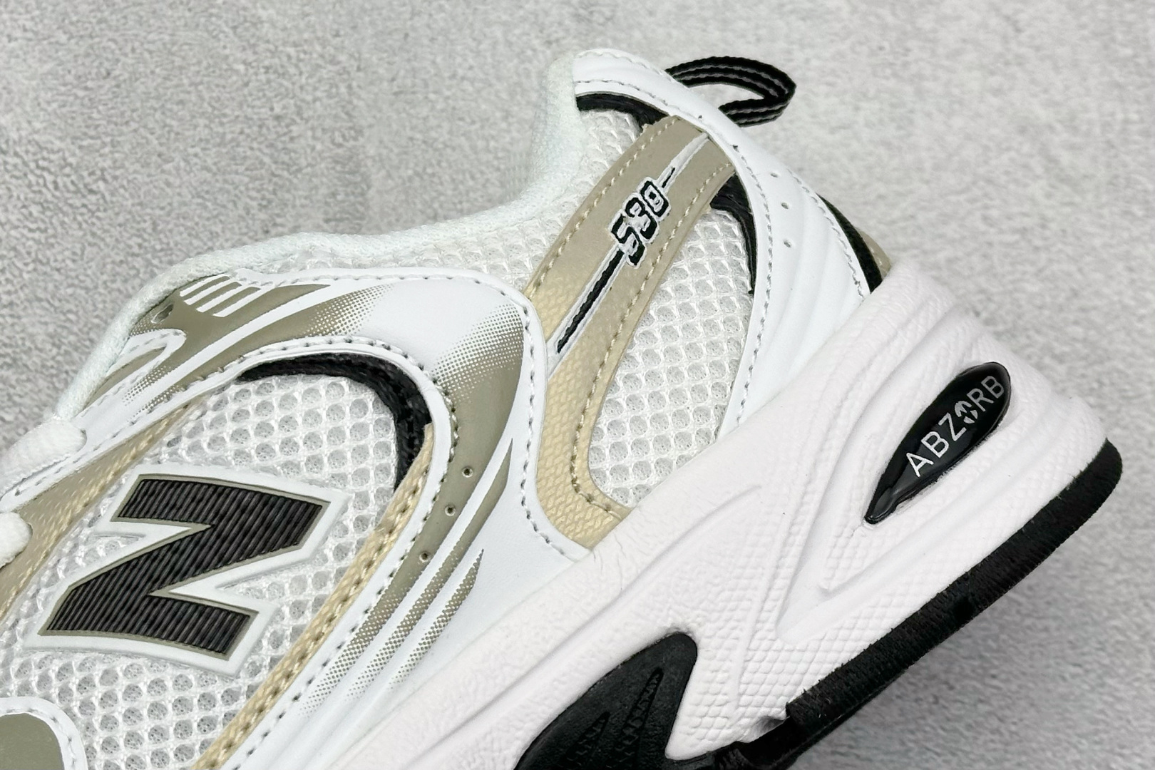 福利特价 
New Balance NB530 新百伦复古透气跑步鞋 抛弃过往以皮革为主的人气轮廓 以极