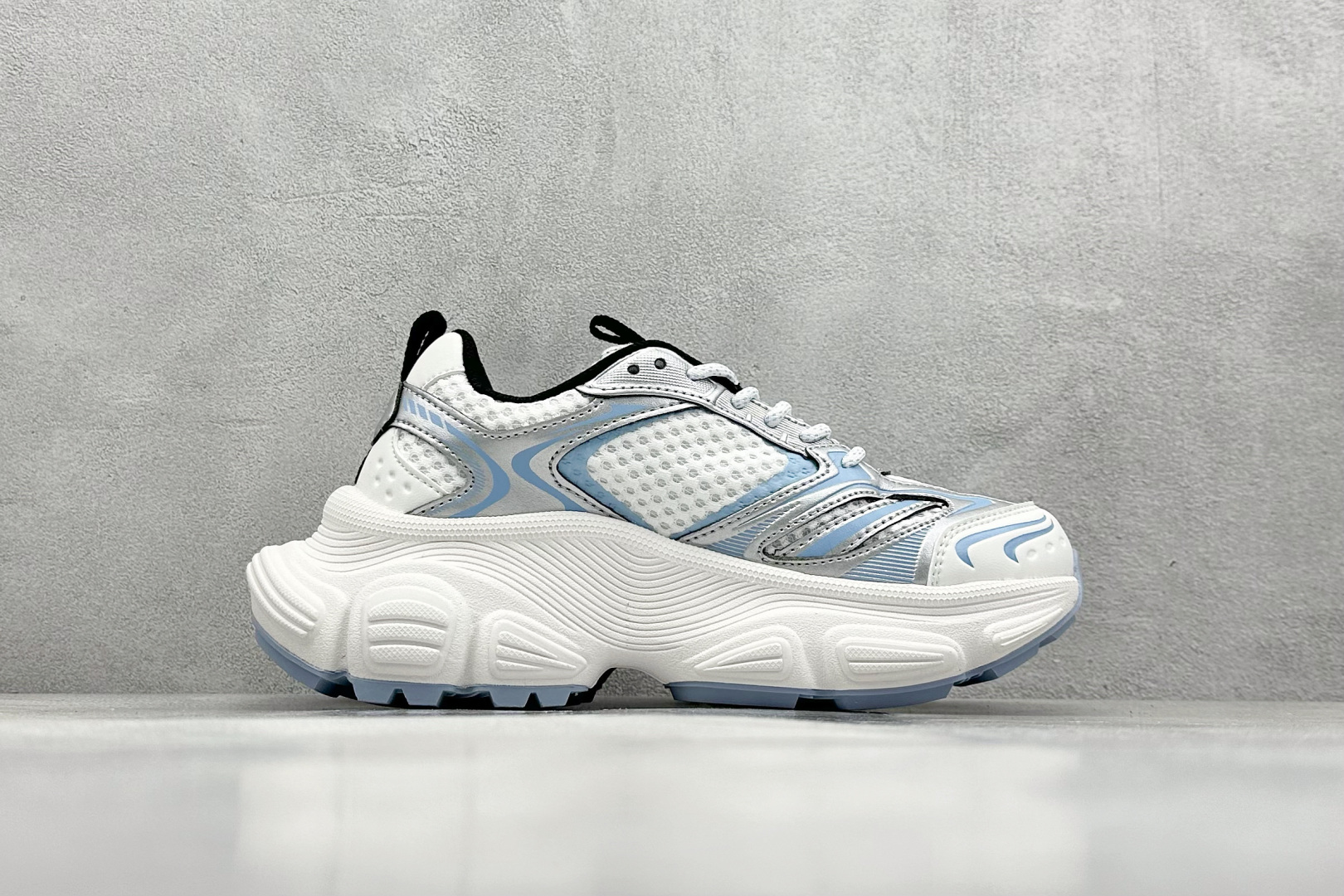  终端放店
NY版 MLB Chunky Runner Basic 老爹鞋系列低帮轻量增高厚底百搭休闲运