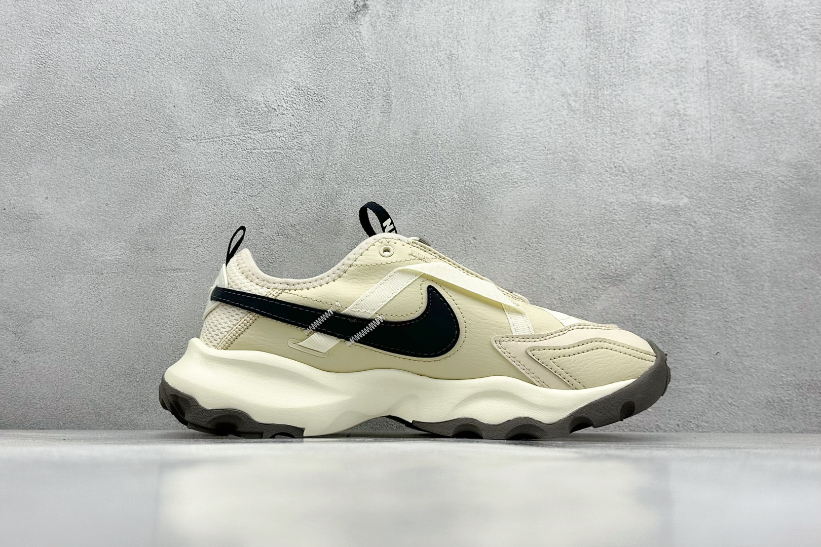  终端放店
RA版 W NIKE TC 7900 新款老爹鞋
注入非凡时尚气息 塑就高雅外观
耐穿合成材