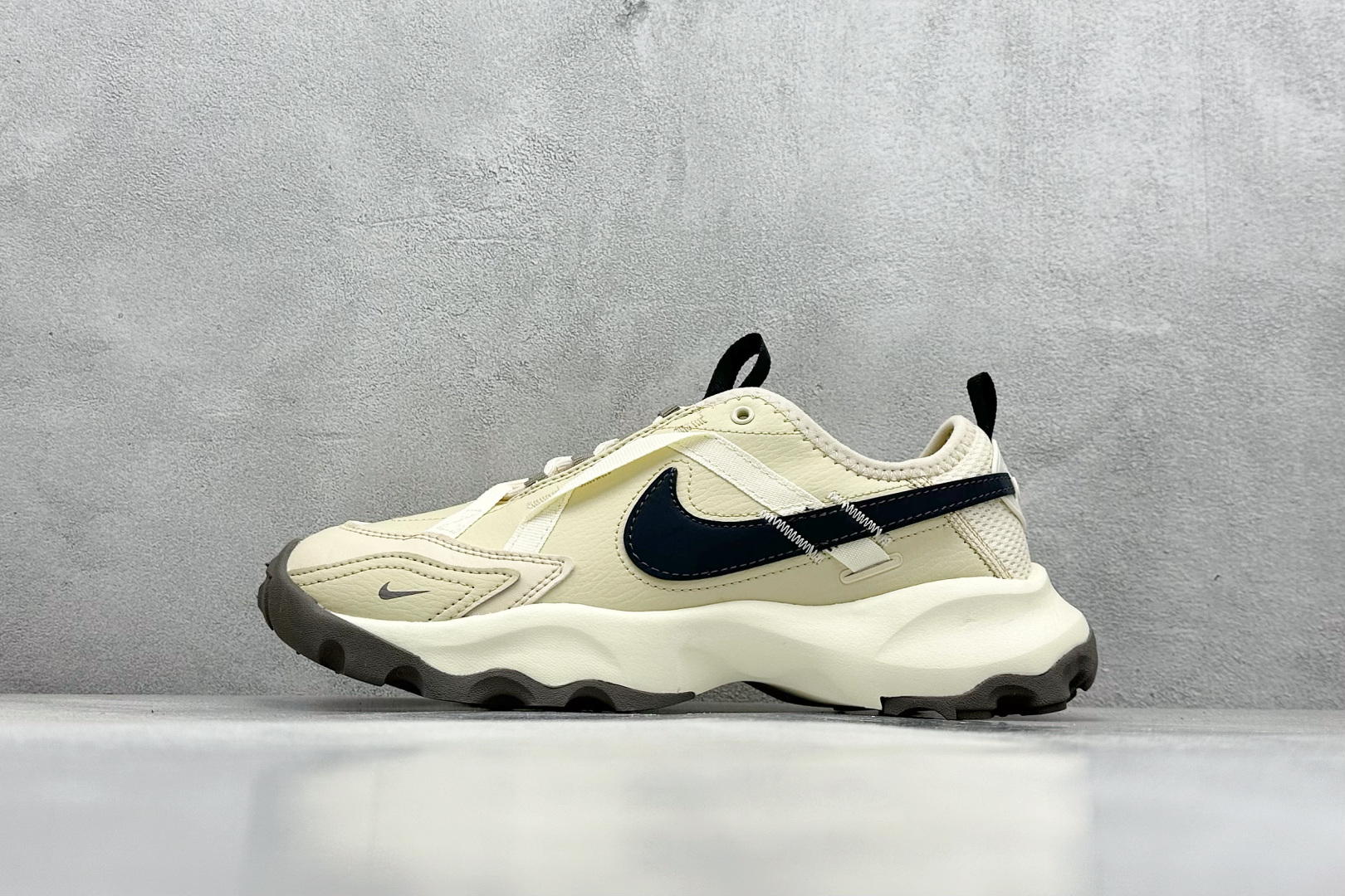  终端放店
RA版 W NIKE TC 7900 新款老爹鞋
注入非凡时尚气息 塑就高雅外观
耐穿合成材