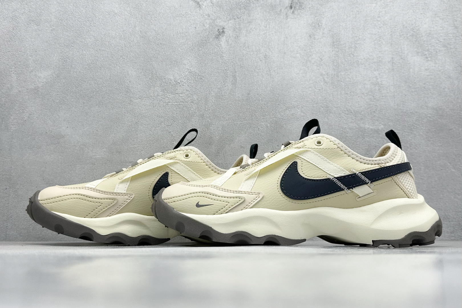  终端放店
RA版 W NIKE TC 7900 新款老爹鞋
注入非凡时尚气息 塑就高雅外观
耐穿合成材