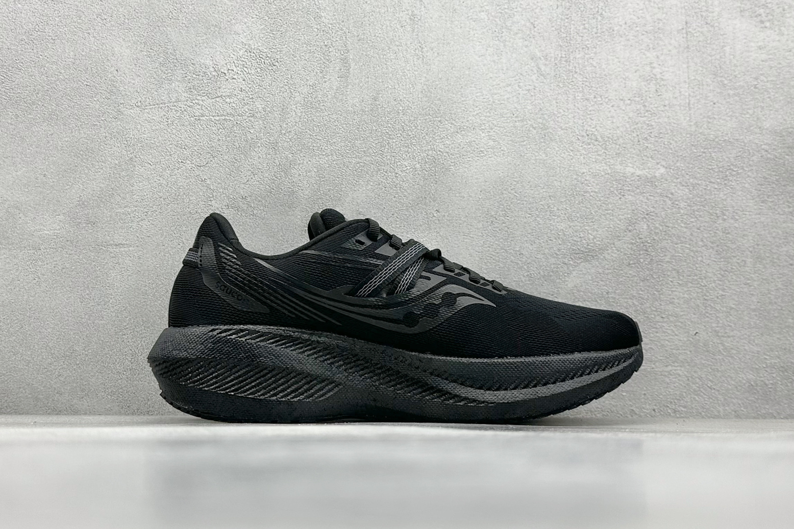  终端放店
XD版 Saucony Triumph 20 索康尼胜利20代旗舰级缓震型跑鞋 性能相比前几