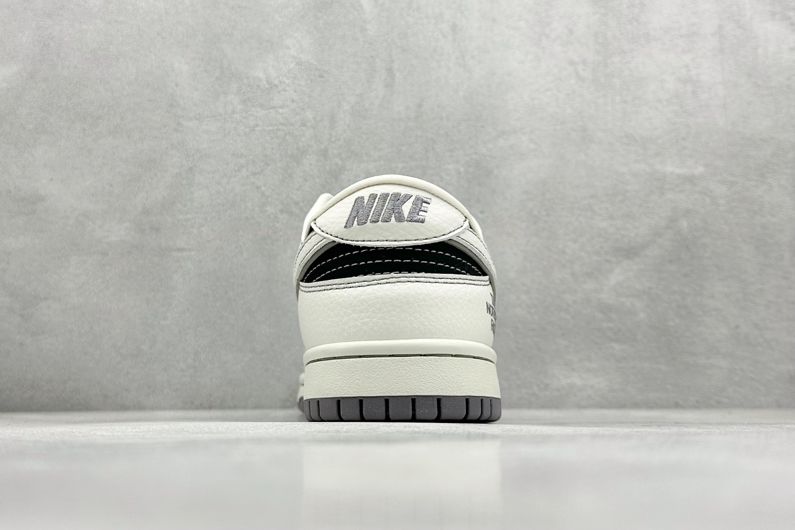  终端放店
SC版 Nike SB Dunk Low 北面联名 奶白黑灰 周年高端定制 低帮休闲板鞋
#