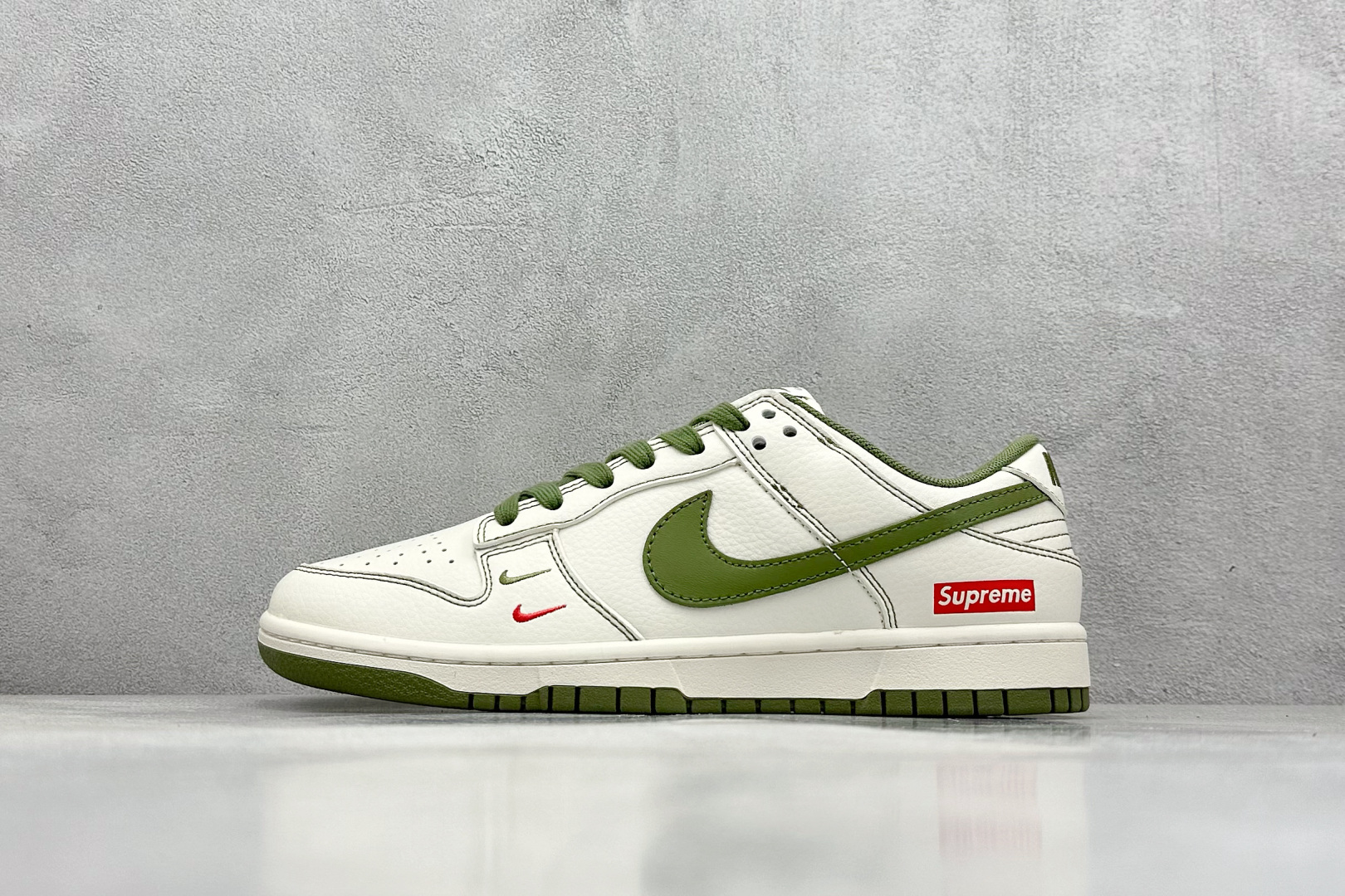  终端放店
XC版 Nike SB Dunk Low“Supreme联名——军绿双勾”  周年高端定制 