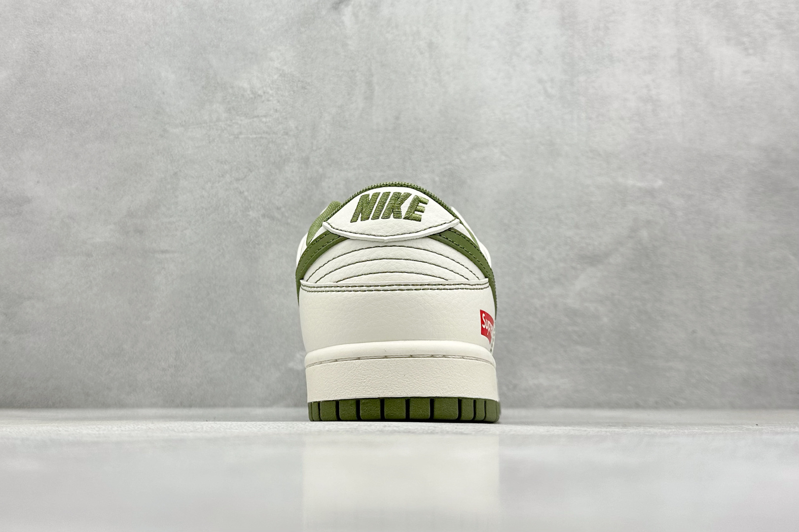  终端放店
XC版 Nike SB Dunk Low“Supreme联名——军绿双勾”  周年高端定制 
