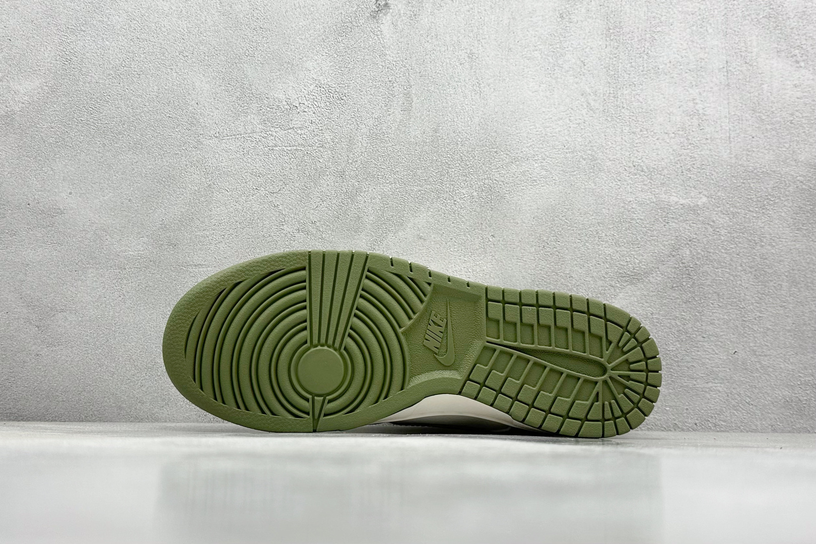  终端放店
XC版 Nike SB Dunk Low“Supreme联名——军绿双勾”  周年高端定制 