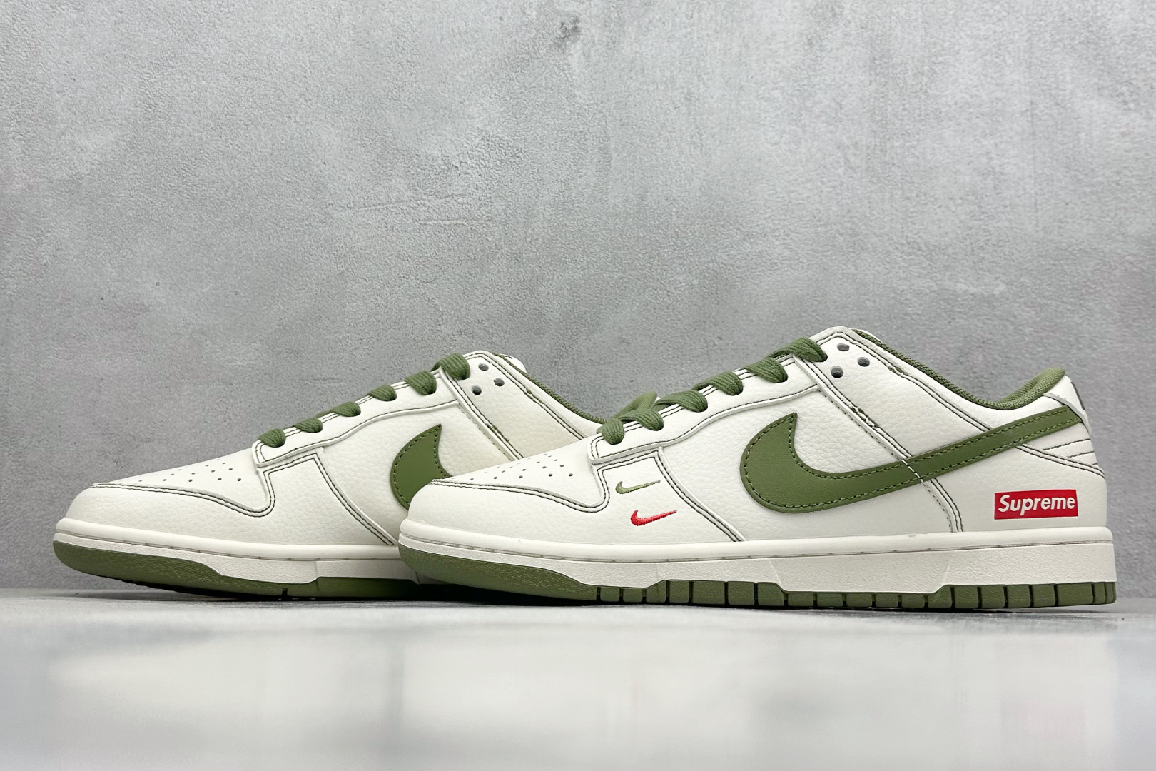  终端放店
XC版 Nike SB Dunk Low“Supreme联名——军绿双勾”  周年高端定制 
