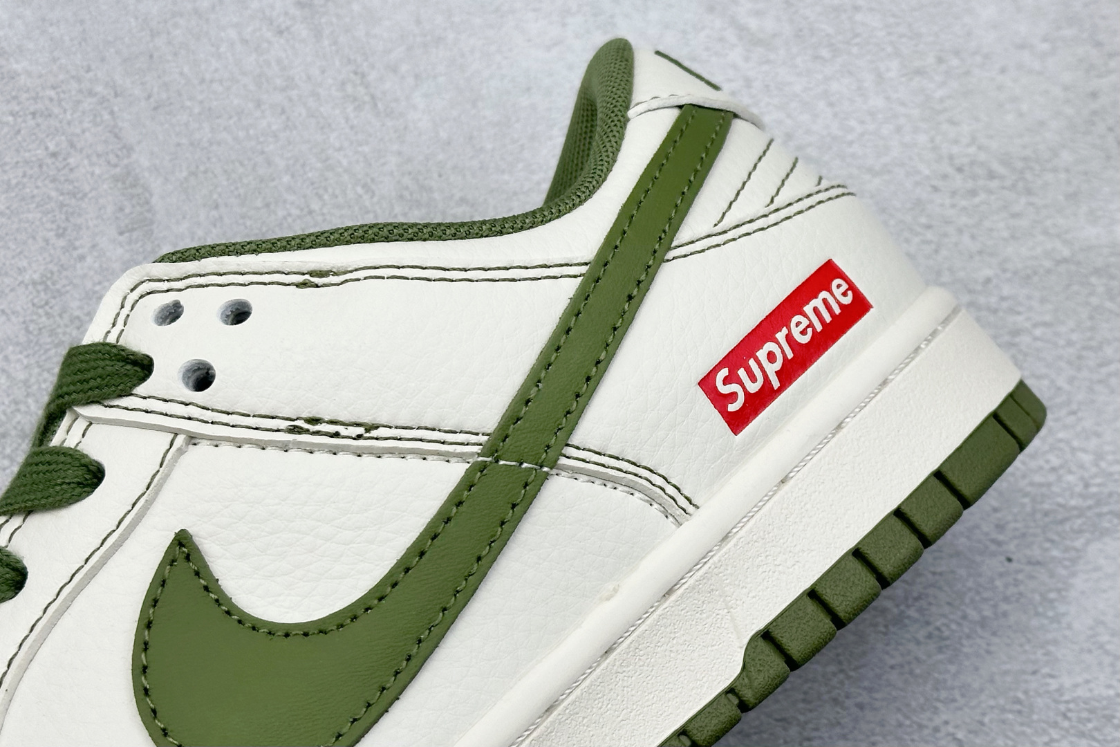  终端放店
XC版 Nike SB Dunk Low“Supreme联名——军绿双勾”  周年高端定制 