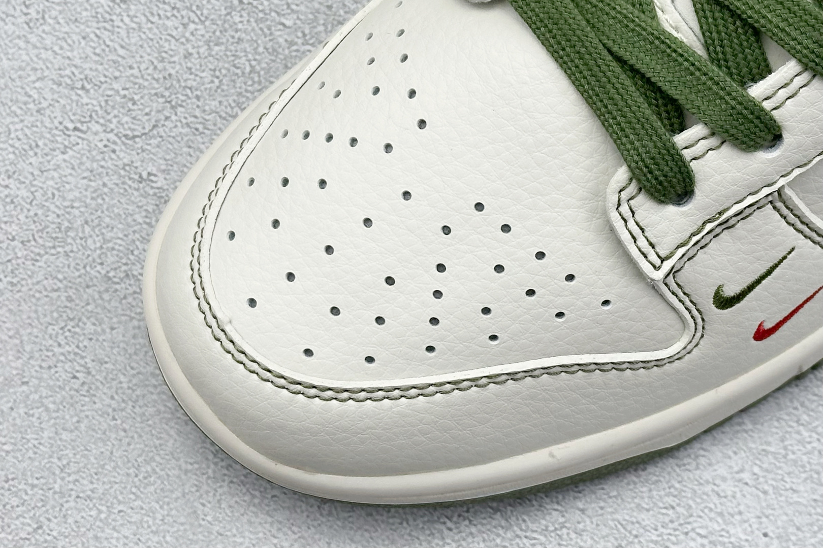  终端放店
XC版 Nike SB Dunk Low“Supreme联名——军绿双勾”  周年高端定制 