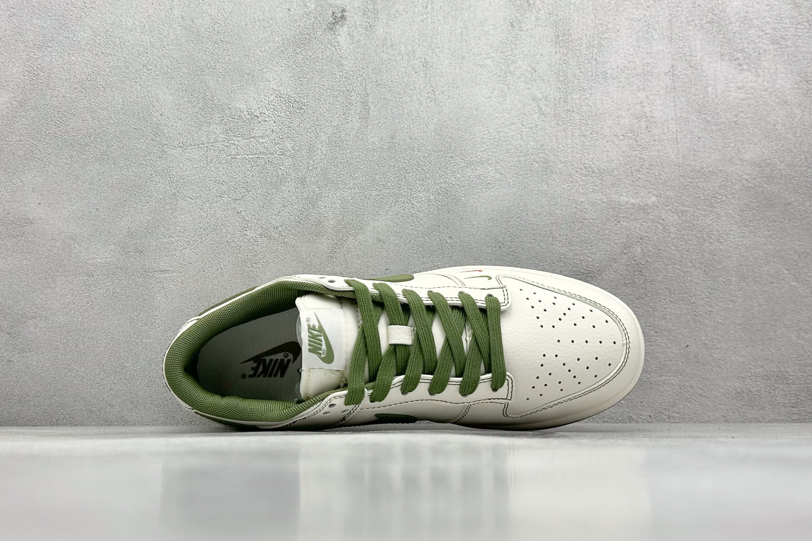  终端放店
XC版 Nike SB Dunk Low“Supreme联名——军绿双勾”  周年高端定制 