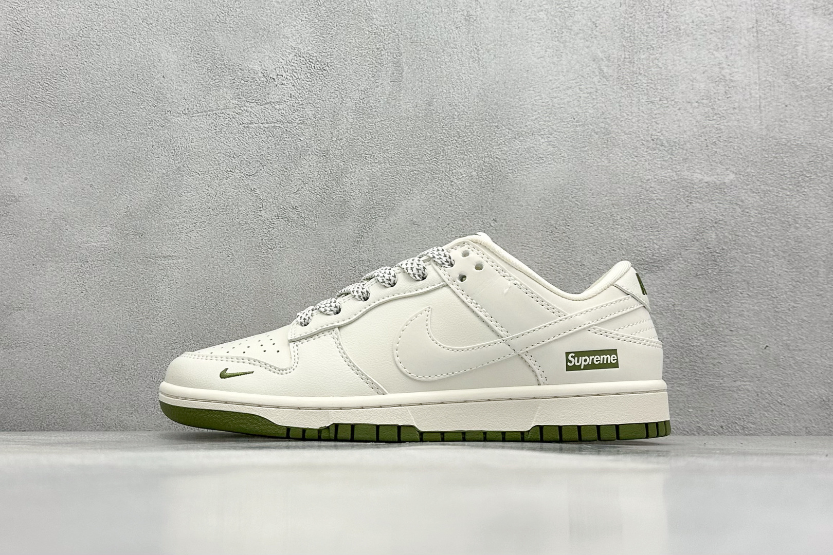  终端放店
XC版 Nk SB Dunk Low Supreme联名-经典米绿 周年高端定制 低帮休闲板
