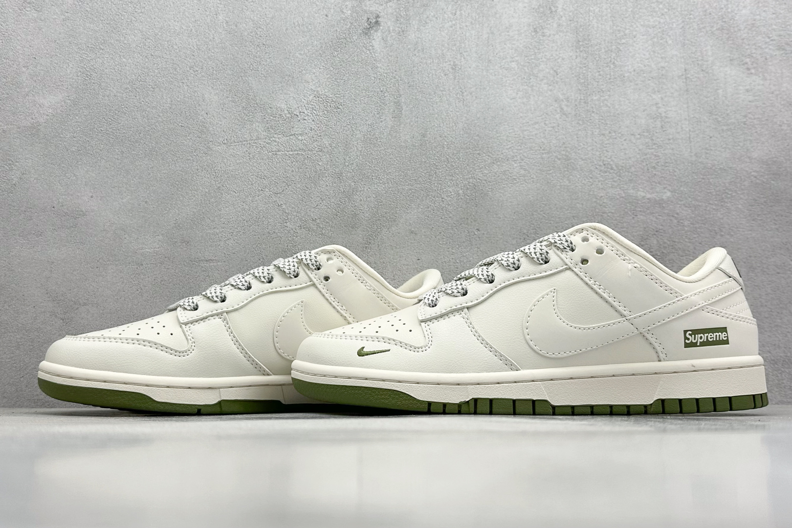  终端放店
XC版 Nk SB Dunk Low Supreme联名-经典米绿 周年高端定制 低帮休闲板