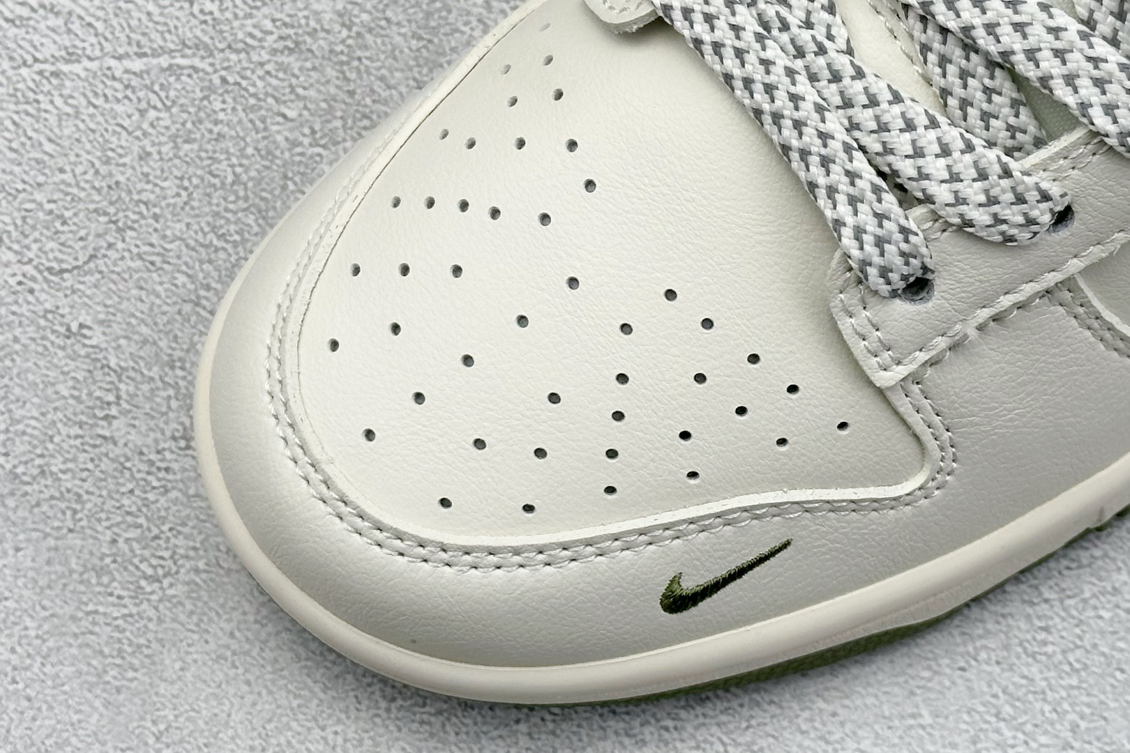  终端放店
XC版 Nk SB Dunk Low Supreme联名-经典米绿 周年高端定制 低帮休闲板