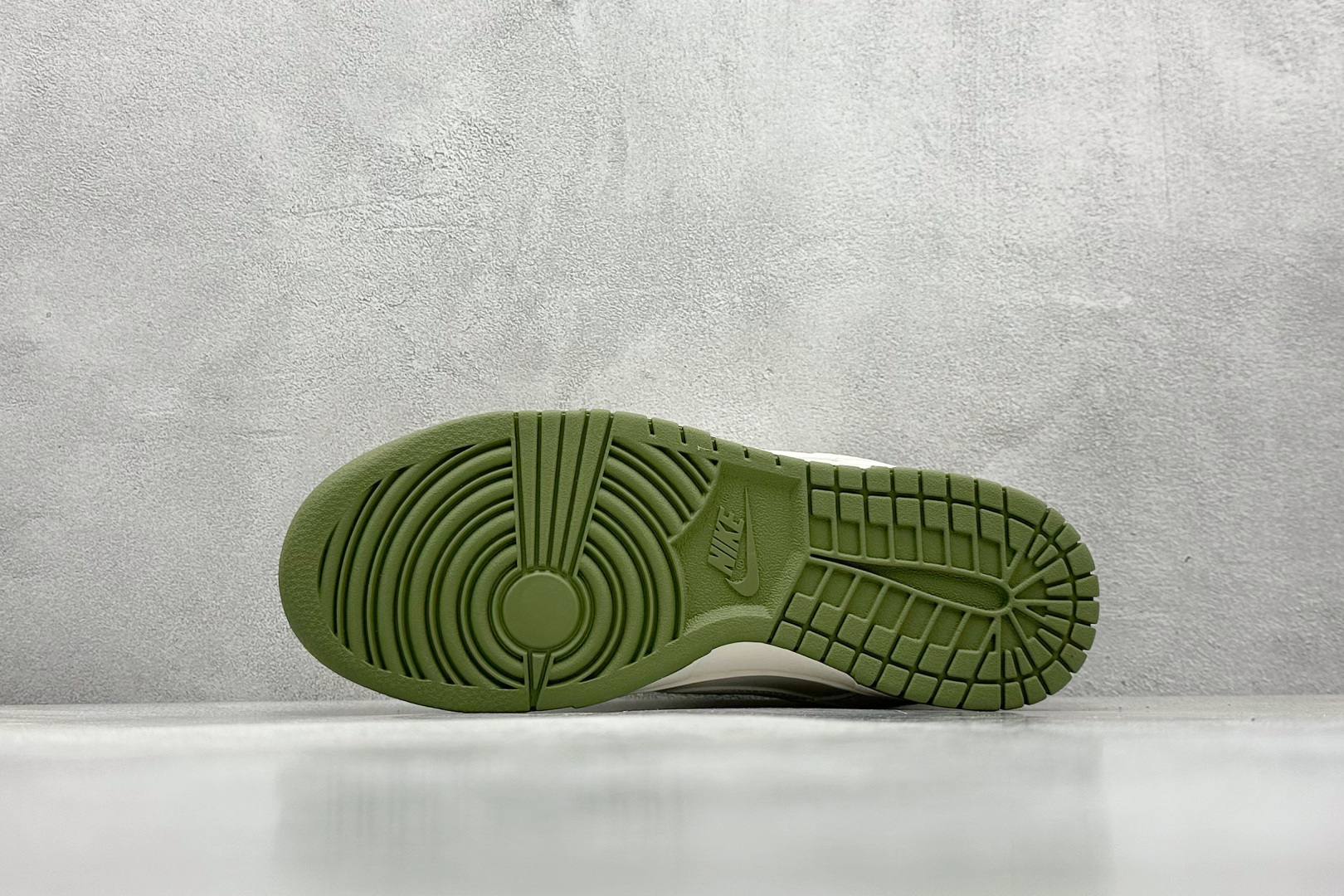  终端放店
XC版 Nk SB Dunk Low Supreme联名-经典米绿 周年高端定制 低帮休闲板
