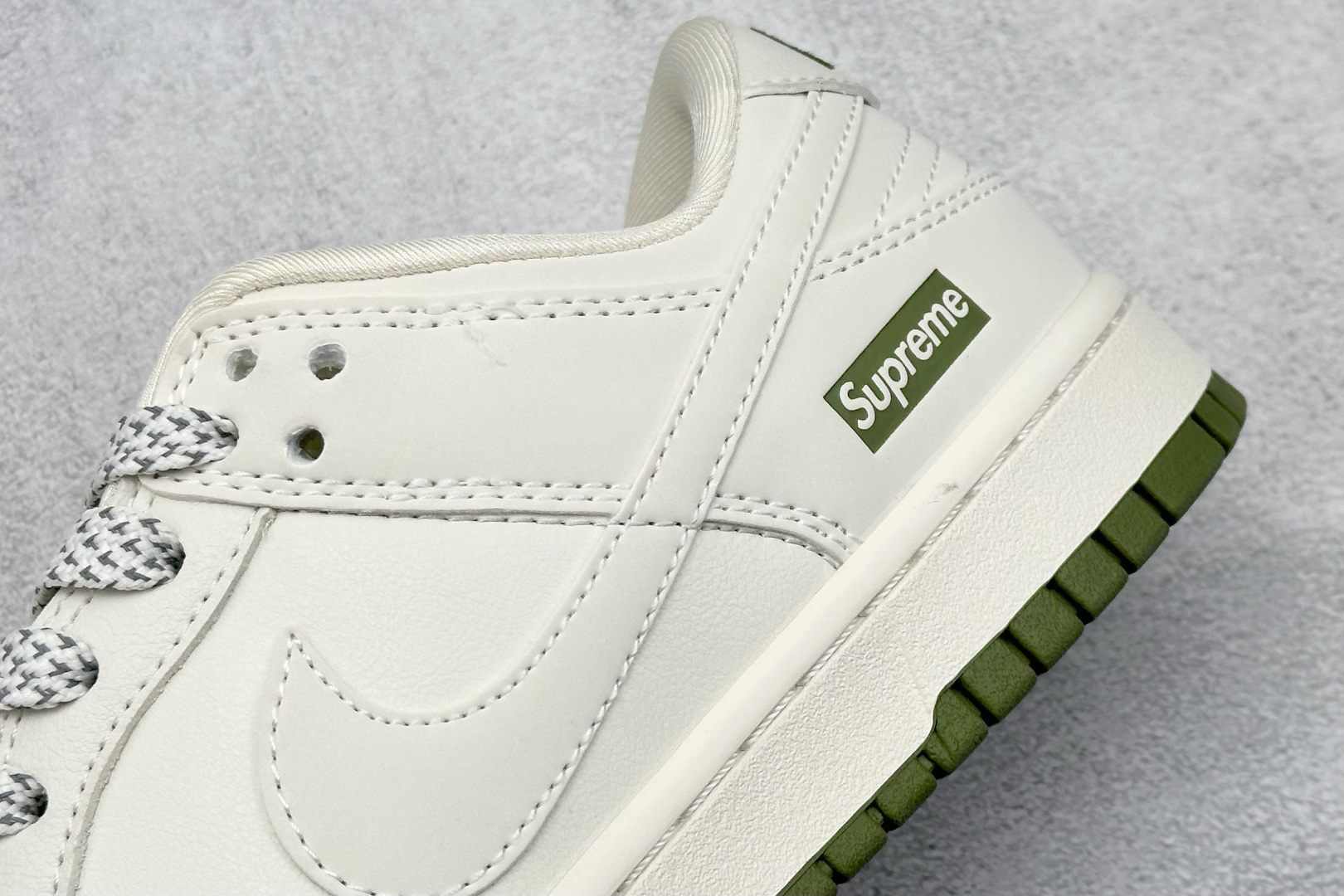  终端放店
XC版 Nk SB Dunk Low Supreme联名-经典米绿 周年高端定制 低帮休闲板