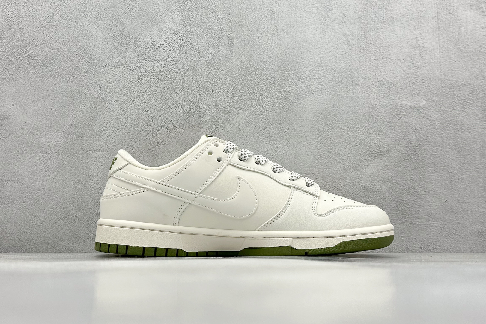  终端放店
XC版 Nk SB Dunk Low Supreme联名-经典米绿 周年高端定制 低帮休闲板