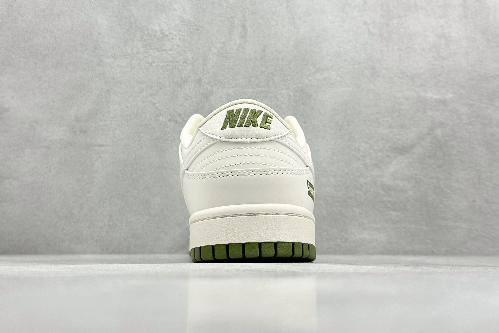  终端放店
XC版 Nk SB Dunk Low Supreme联名-经典米绿 周年高端定制 低帮休闲板