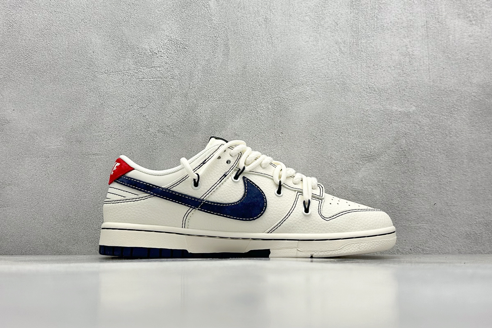  终端放店
XC版 Nike SB Dunk Low 北面 x Kaws 三方系列 绑带米白黑勾 周年高