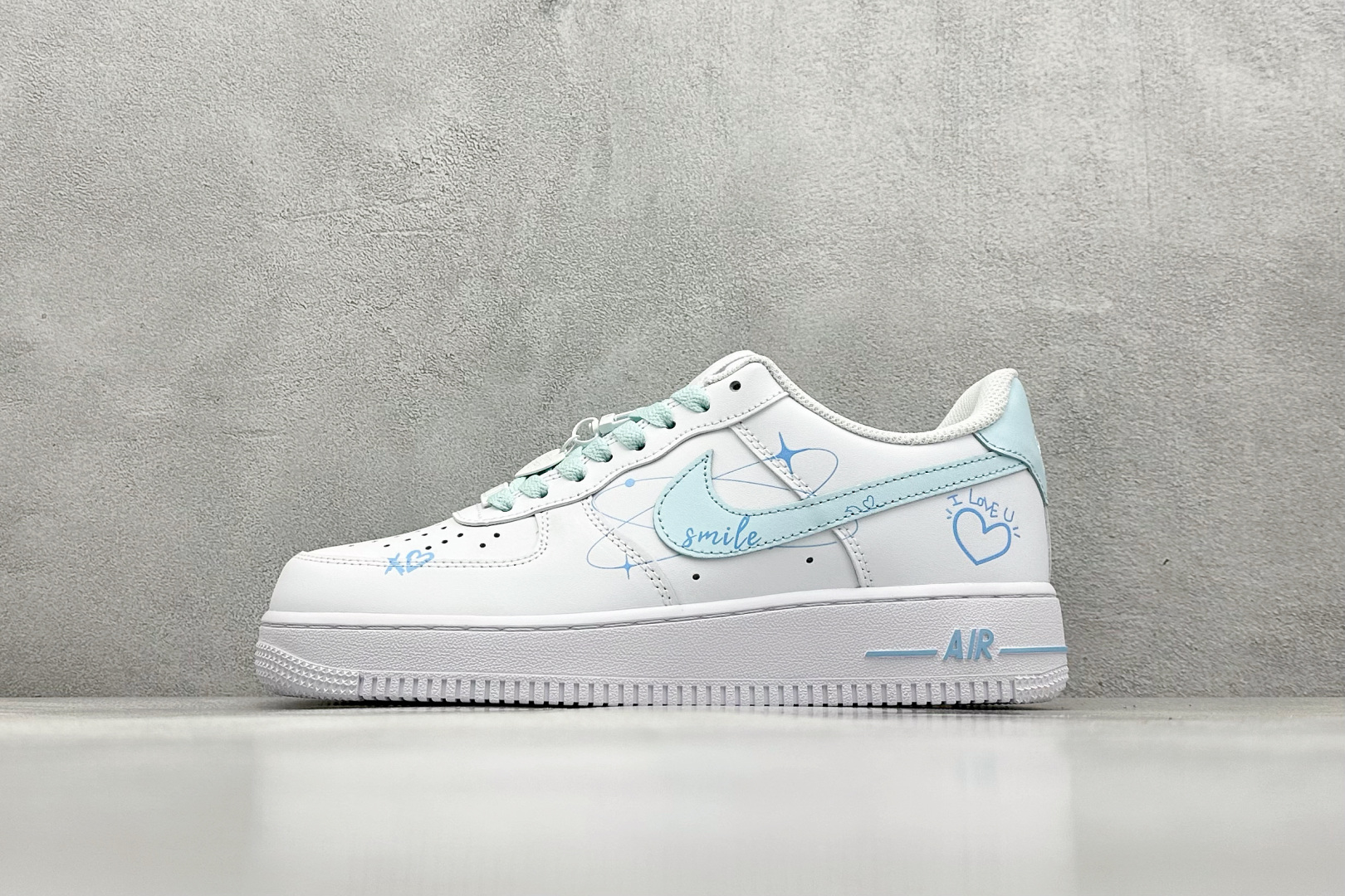  
Nike Air Force 1 Low 
原楦头原纸板 打造纯正空军版型专注外贸渠道 全掌内置蜂窝