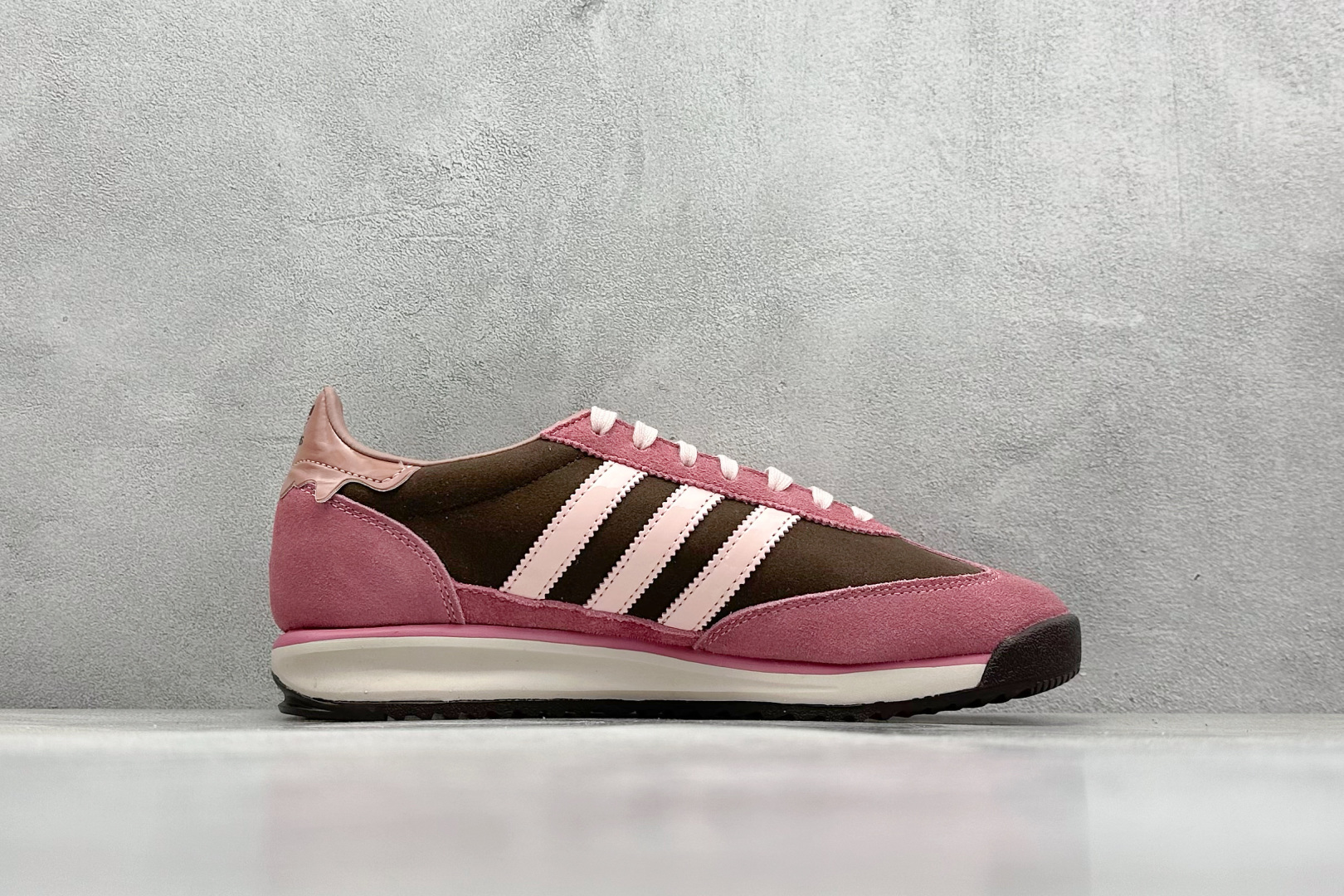  
Adidas Originals SL 72 RS 阿迪经典复古慢跑鞋 
#鞋款采用舒爽尼龙鞋面、绒