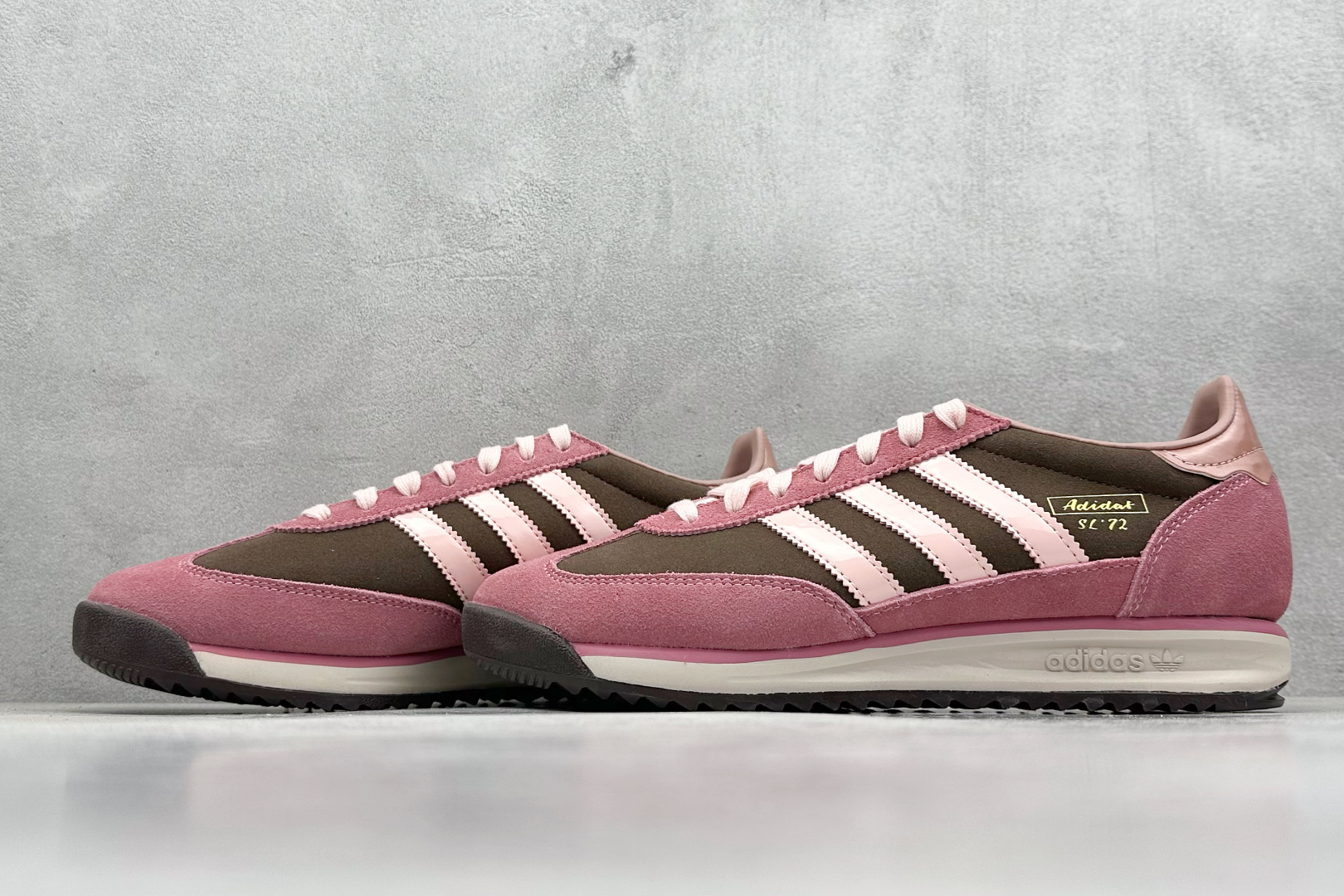  
Adidas Originals SL 72 RS 阿迪经典复古慢跑鞋 
#鞋款采用舒爽尼龙鞋面、绒