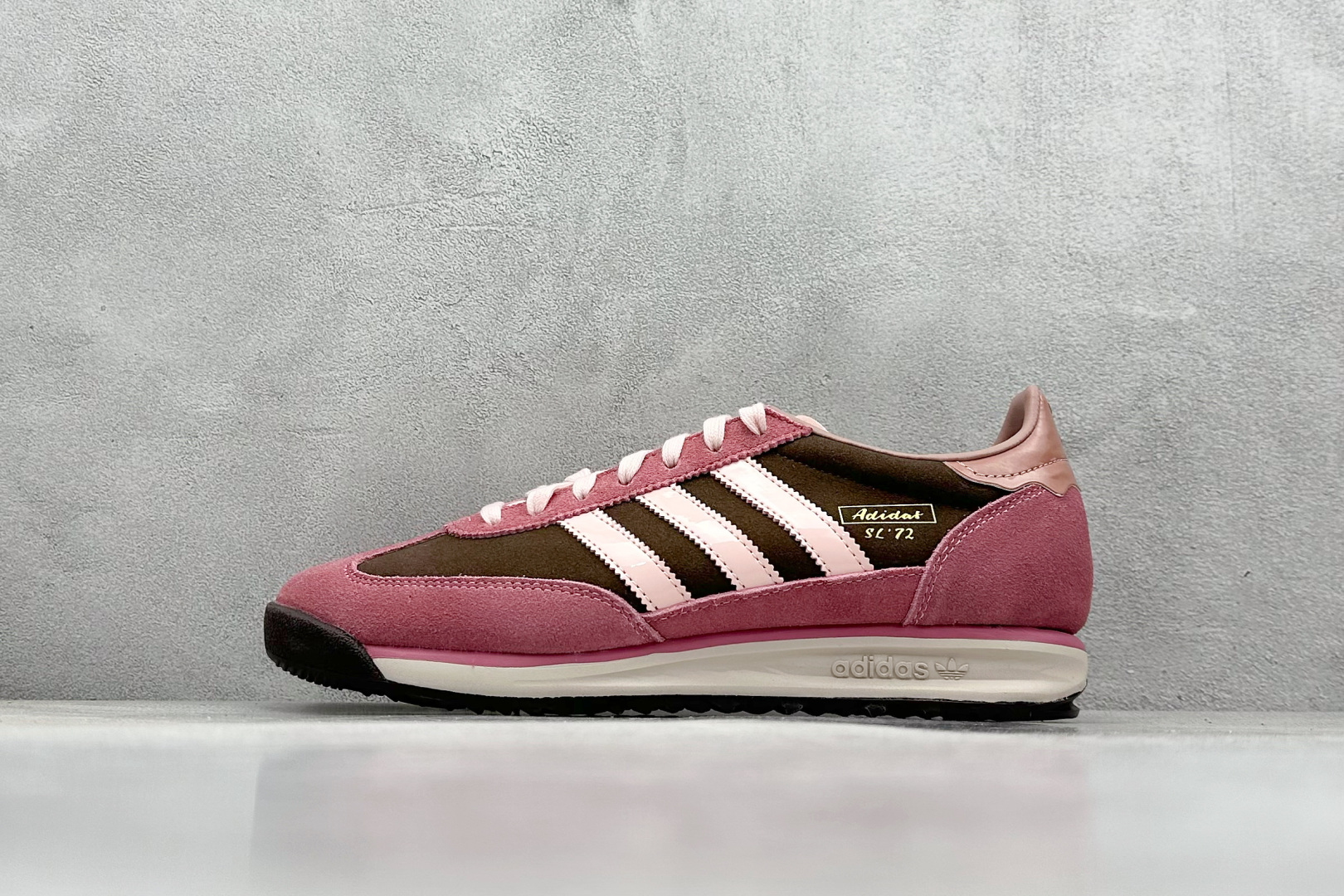  
Adidas Originals SL 72 RS 阿迪经典复古慢跑鞋 
#鞋款采用舒爽尼龙鞋面、绒