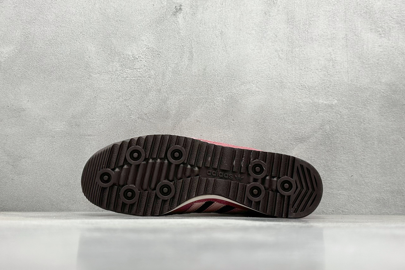  
Adidas Originals SL 72 RS 阿迪经典复古慢跑鞋 
#鞋款采用舒爽尼龙鞋面、绒
