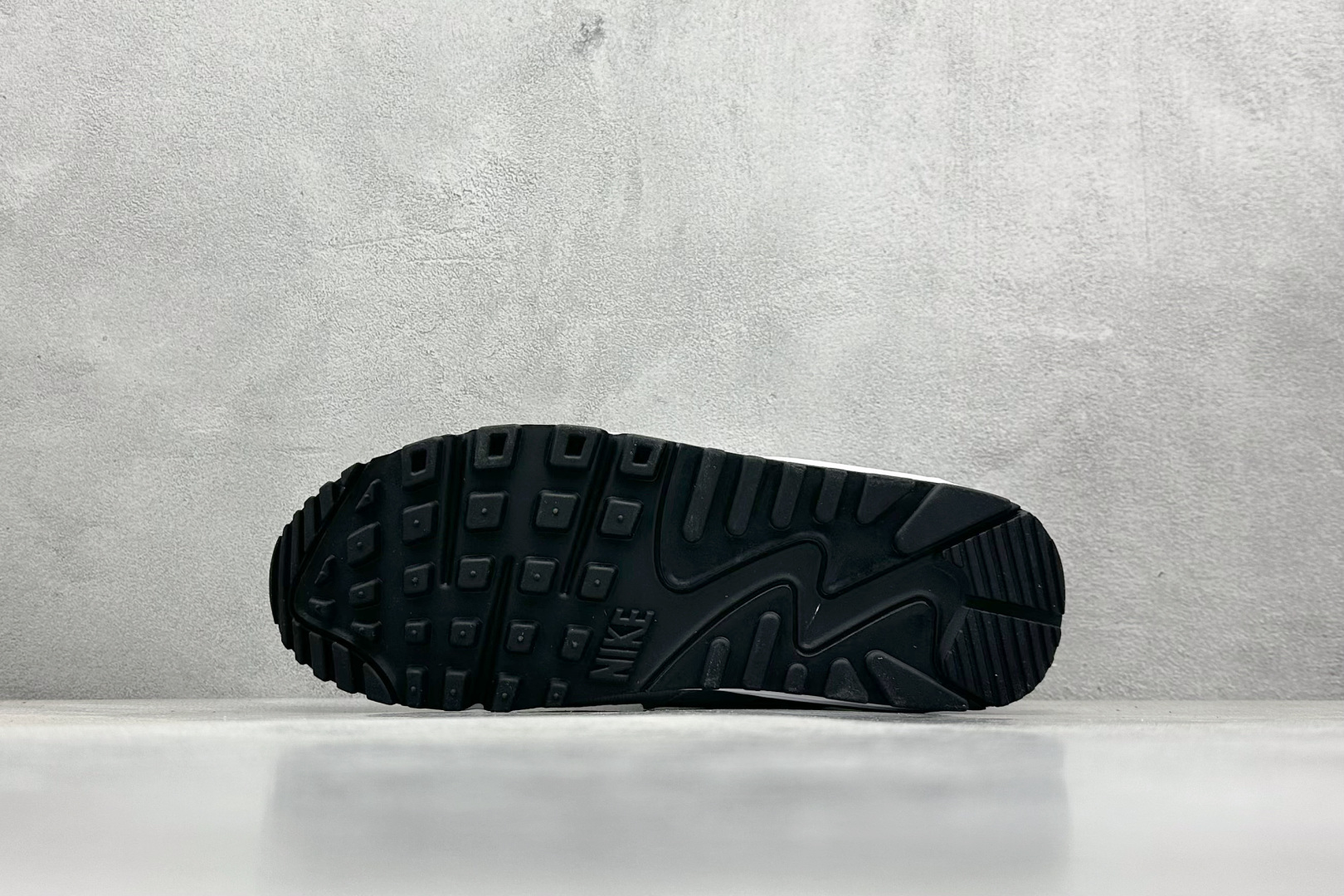  
Nike Air Max 90 Essential 复古气垫跑步鞋 

货号：-131
尺码：36 