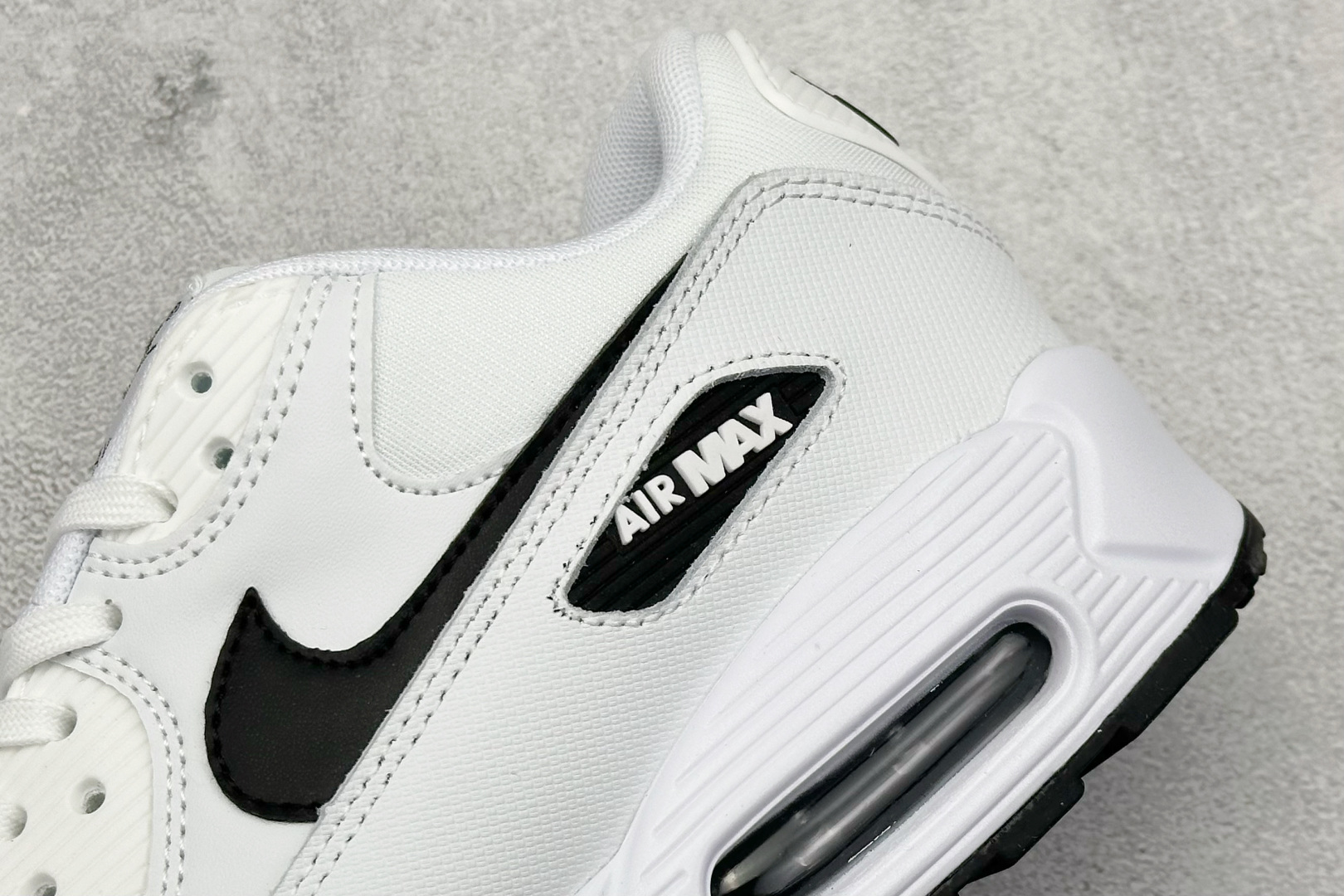  
Nike Air Max 90 Essential 复古气垫跑步鞋 

货号：-131
尺码：36 