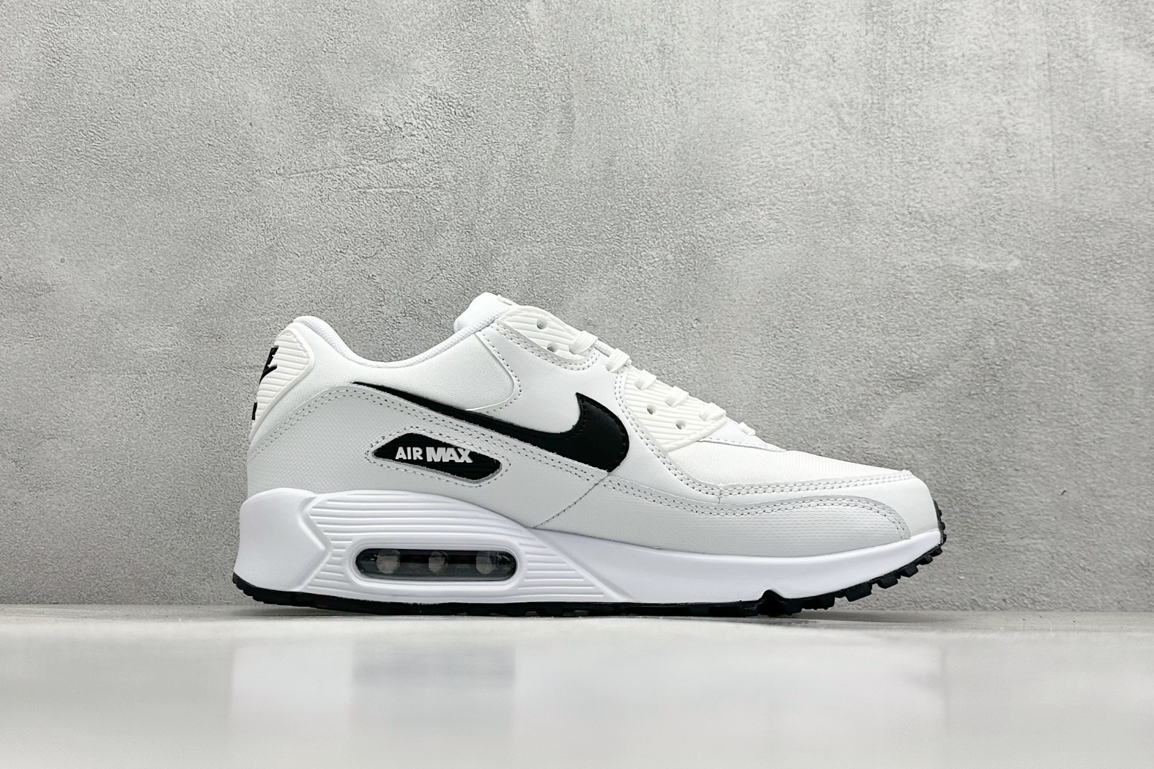  
Nike Air Max 90 Essential 复古气垫跑步鞋 

货号：-131
尺码：36 