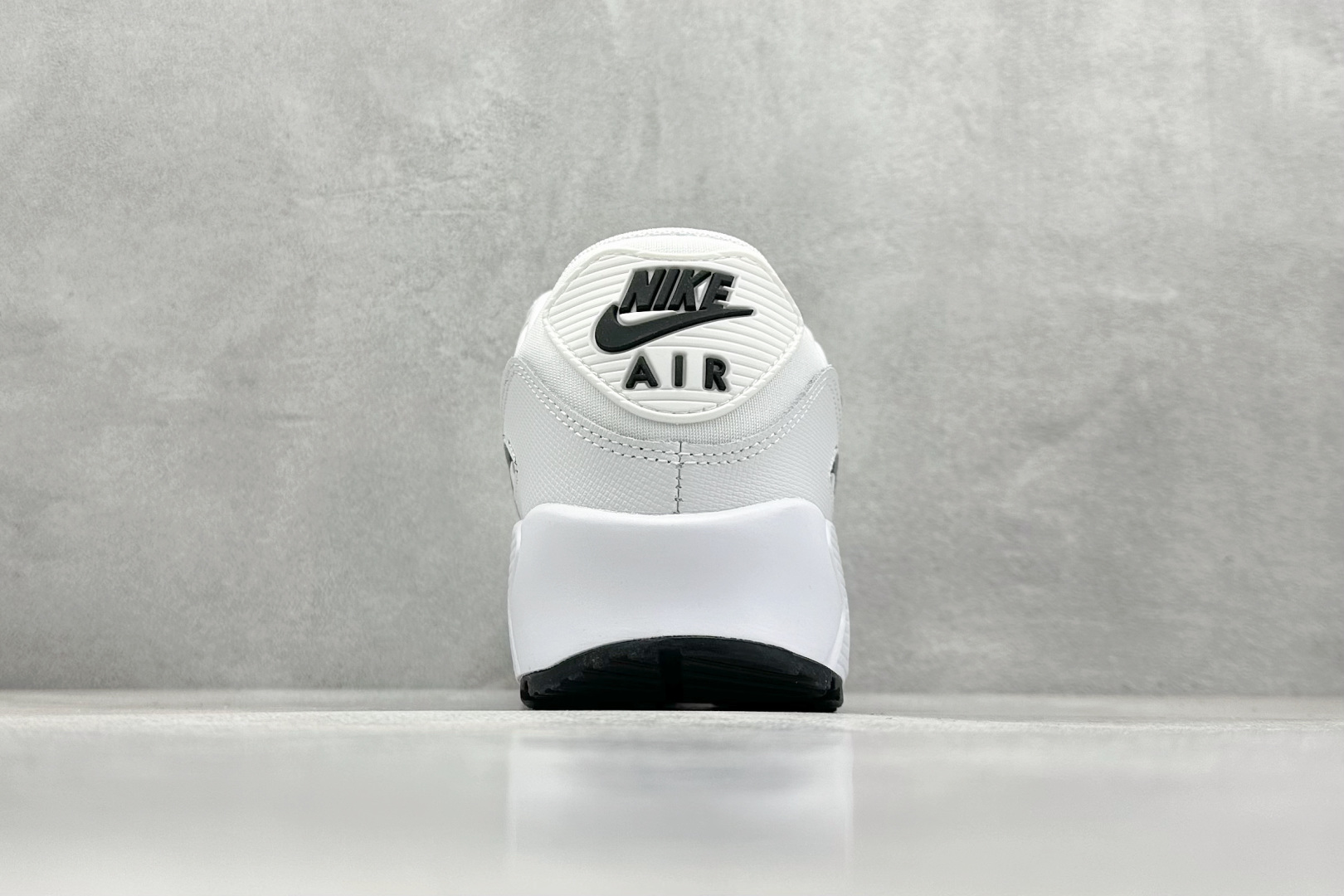  
Nike Air Max 90 Essential 复古气垫跑步鞋 

货号：-131
尺码：36 